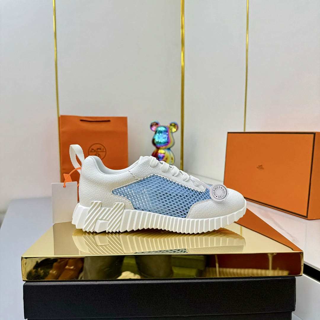 NO:489455,Women and men Hermes Top version # Hermes H-h Family Classic Couple Style Casual Sports Shoes Couple Style Casual Sports Dad Shoes Combined with high-tech canvas and suede goatskin, the rubber sole is decorated with exaggerated 'H' letters, italic design and bright colors to show vitality, continuing the brand design inspiration. Walking through the city lightly, feeling unrestrained and comfortable. Delivery counter exquisite packaging, original fabric, special fabric and beef velvet, customized breathable mesh surface in the inner lining, open mold TPU + rubber foam material, bottom thickness 3CM, size 35-45, snap up now, casual shoes/sports shoes, hermes, hermes, sneakers, sheepskin, chamois leather19860909女男 Hermes 顶级版本# 爱马仕H家经典情侣款 休闲运动鞋 情侣款休闲之履运动老爹鞋结合高科技帆布与麂皮山羊皮,在橡胶鞋底上饰以夸张“H”字母,斜体设计和鲜艳色彩展现活力,延续品牌设计灵感.轻盈漫步都市,感受无拘舒适. 配送专柜精美包装 面料原版材质特殊布料和牛反绒 内里定制透气网面 大底开模TPU+橡胶发泡材质 底厚3CM 码数35-45 立即抢购,休闲鞋/运动鞋,hermes,hermes,sneakers,sheepskin,chamois leather,Women's Shoes