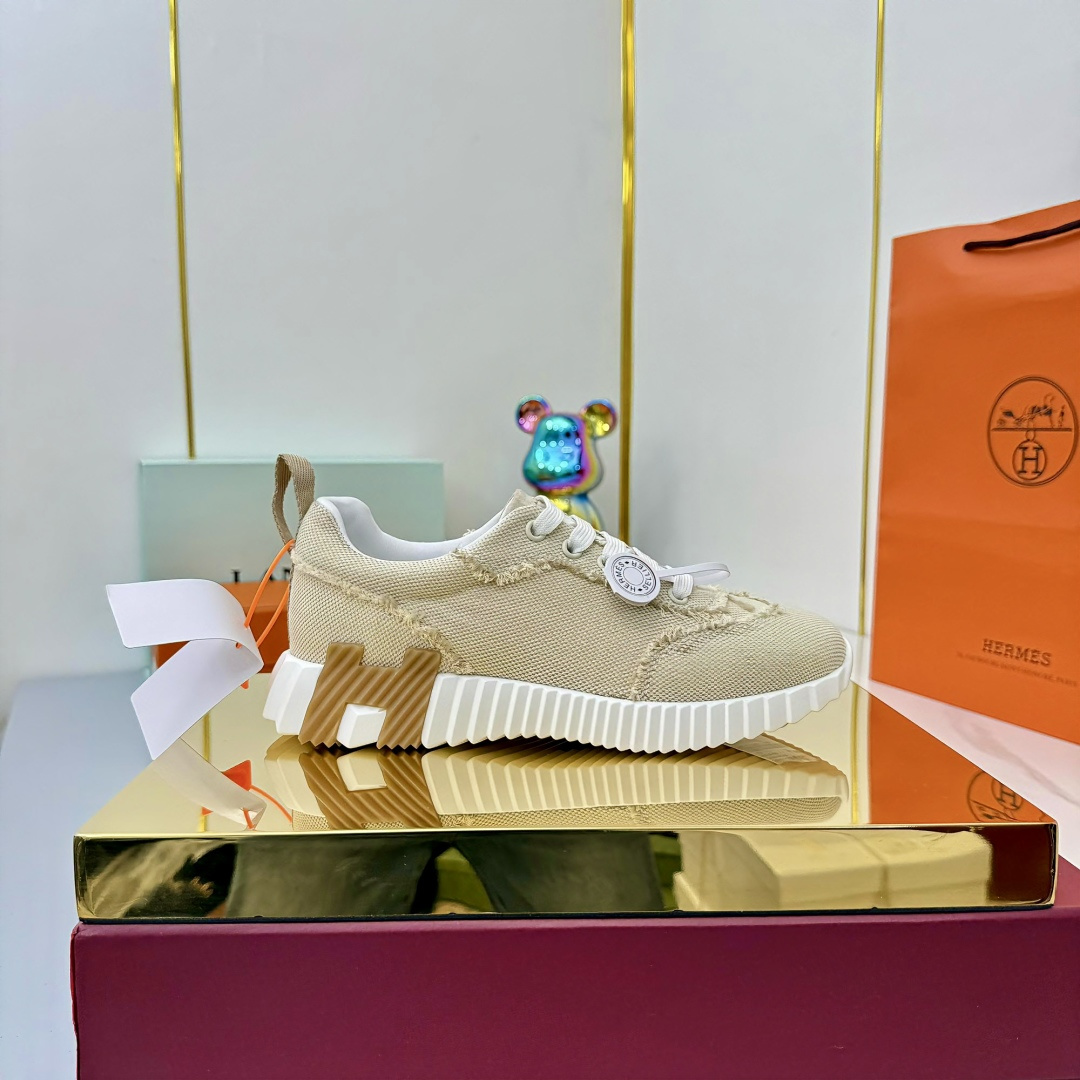 NO:489443,Women and men Hermes Top version # Hermes H-h Family Classic Couple Style Casual Sports Shoes Couple Style Casual Sports Dad Shoes Combined with high-tech canvas and suede goatskin, the rubber sole is decorated with exaggerated 'H' letters, italic design and bright colors to show vitality, continuing the brand design inspiration. Walking through the city lightly, feeling unrestrained and comfortable. Delivery counter exquisite packaging, original fabric, special fabric and beef velvet, customized breathable mesh surface in the inner lining, open mold TPU + rubber foam material, bottom thickness 3CM, size 35-45, snap up now, casual shoes/sports shoes, hermes, hermes, sneakers, sheepskin, chamois leather19860909女男 Hermes 顶级版本# 爱马仕H家经典情侣款 休闲运动鞋 情侣款休闲之履运动老爹鞋结合高科技帆布与麂皮山羊皮,在橡胶鞋底上饰以夸张“H”字母,斜体设计和鲜艳色彩展现活力,延续品牌设计灵感.轻盈漫步都市,感受无拘舒适. 配送专柜精美包装 面料原版材质特殊布料和牛反绒 内里定制透气网面 大底开模TPU+橡胶发泡材质 底厚3CM 码数35-45 立即抢购,休闲鞋/运动鞋,hermes,hermes,sneakers,sheepskin,chamois leather,Women's Shoes
