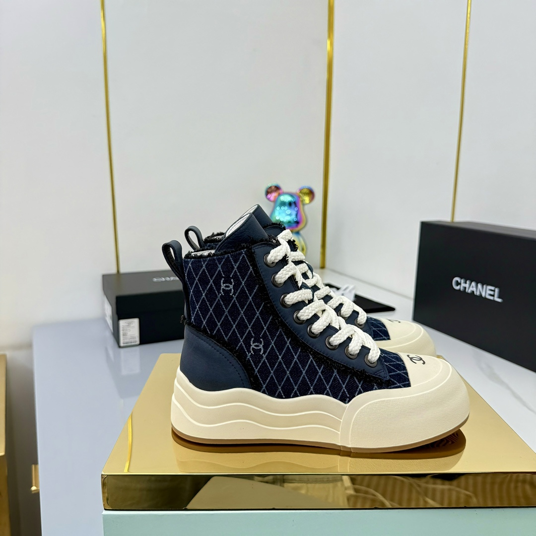 NO:498957,2025 Little Flavor Short Boots, a must-have item for this autumn and winter!  !  Chanel's hot short boots in autumn and winter, Xiaohongshu is highly recommended, and it looks good no matter how you match it. It is a must-have for fashionable things. Chanel's women love simple but irresistible matching to show unique styles of dressing, free mixing and matching are shining in place and keep up with the fashionable pace of Grandma Xiang!  !  !  Exquisite details enlarge to see the original mold opening hardware buckle. The top version of the purchasing level is created. ★The upper is made of top layer cowhide, top layer cowhide, tpu outsole. Size 35-39 (ordered by 40/41) Buy now, casual shoes/sports shoes, chanel, boots, sneakers, cowhide, sheepskin198609092025小香短靴,本季秋冬季必备单品！！ 香奈儿秋冬重工爆款短靴 小红书力推款,怎么搭配都好看,时髦精必备,香奈儿女士钟爱简约又难以抗拒搭配展现与众不同的穿搭风格、自由混搭闪耀到位跟紧香奶奶时尚步伐！！！精致细节放大看原版开模五金扣 顶级版本代购级别打造★鞋面采用头层牛皮头层牛皮,羊皮垫脚,tpu大底 码数35-39（40/41订） 立即抢购,休闲鞋/运动鞋,chanel,boots,sneakers,cowhide,sheepskin,Women's Shoes