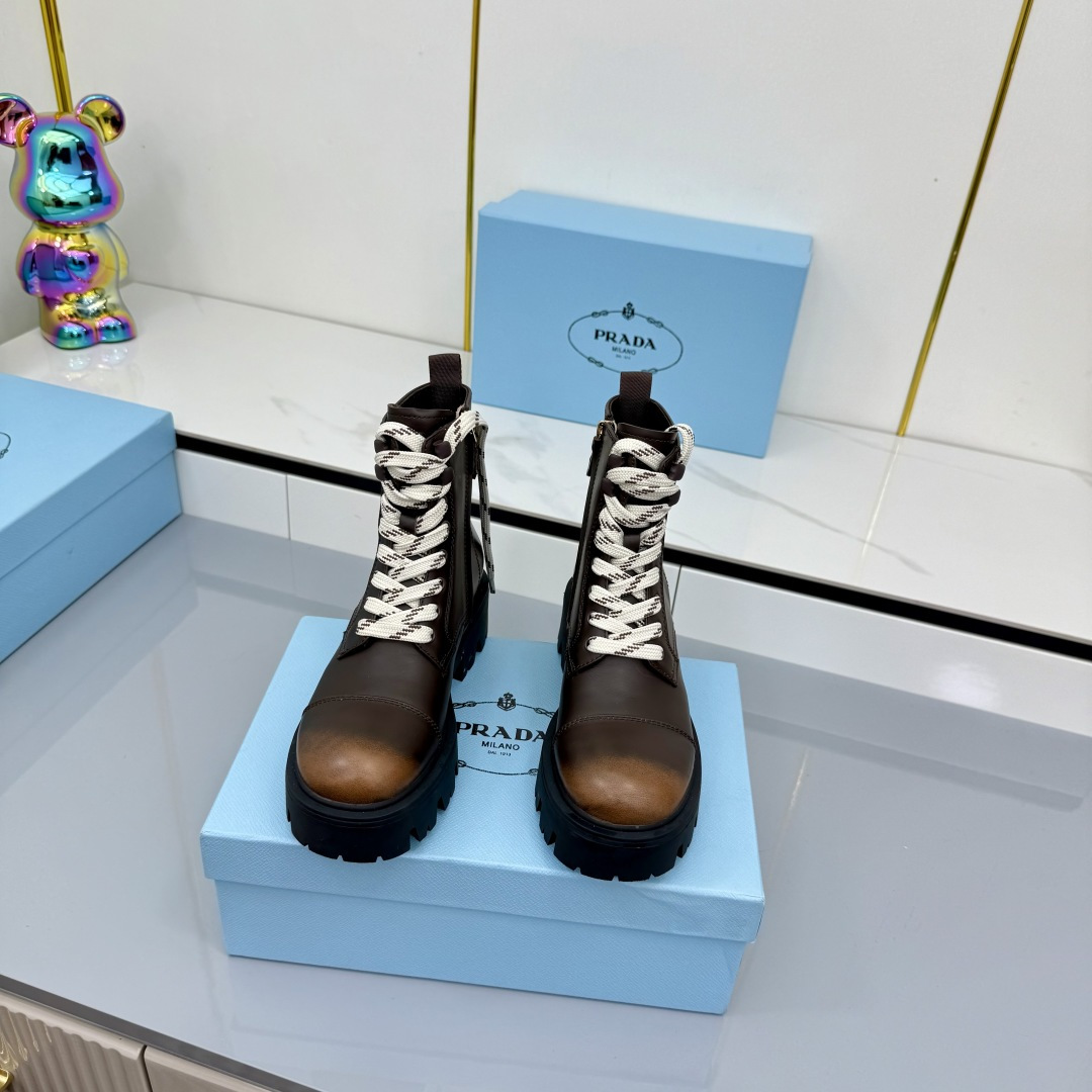 NO:535671,Prada Prada new thick-soled motorcycle boots, short boots, top quality, exquisite lines and craftsmanship structure define this leather boot, decorated with an iconic triangle logo. The unique metal buckle adds personality to the motorcycle style and is matched with a thick rubber sole. Upper imported cowhide/beef reverse velvet inner sheepskin Original open mold tread pattern rubber outsole size35-39 (40.41 custom-made, non-return and exchange), boots, prada, prada, boots, cowhide, sheepskin, sheep19860909批羊京 牛皮 Prada普拉达新款厚底机车靴 短靴 顶级品质 精致线条与工艺构造定义此款皮革短靴,饰有标志性三角形徽标.独特的金属搭扣为机车风格增添个性,搭配厚实橡胶鞋底. 鞋面进口牛皮/牛反绒 内里羊皮 原版开模胎面花纹橡胶大底 size35-39（40.41定制不退换）,靴子,prada,prada,boots,cowhide,sheepskin,sheep,Women's Shoes