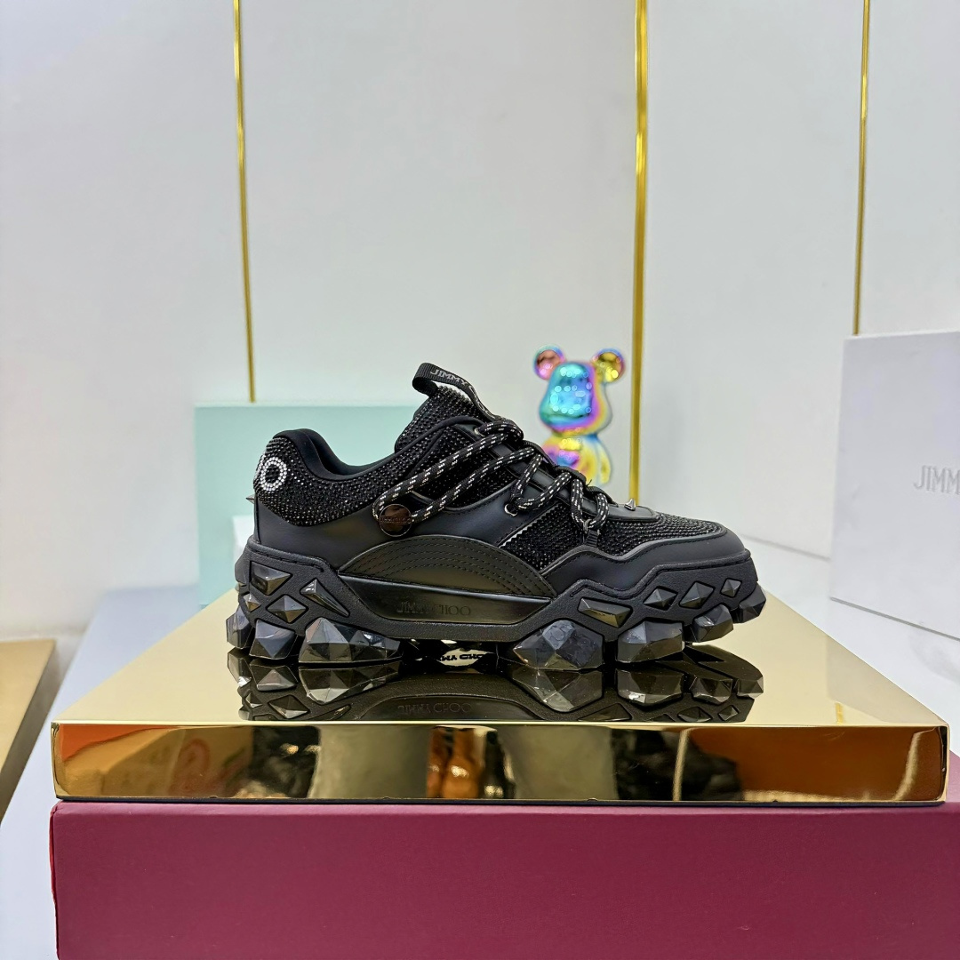 NO:535667,:Leather surface, diamond surface JIMMY CHOO (Jimmy Week) Spring and summer new Diamond X II /M series dad shoes are popular. The soft leather material is carefully crafted, with three-dimensional silhouette and exaggerated proportions, creating a unique personality. The unique sole adopts the brand's iconic Diamond diamonds. Multi-cut surface shaping, creating a comfortable wrapping feeling and high visual sense. The exquisite and fine-tuned Lycra lining is matched with eyelet design to facilitate the discharge of air and moisture in the shoe, making the feet more breathable and comfortable. Cleverly used a variety of materials, with thoughtful and thick insoles, making your barefoot feel lighter, more flexible, comfortable and fashionable on weekends or leisure!  Upper top layer cowhide, outsole TPU rubber foam combination (shock absorption, anti-slip, wear-resistant) Inner breathable Lycra, foot pad PU shock absorbing insole Size35-45, casual shoes/sports shoes, jimmy choo, jimmy choo, sneakers, cowhide19860909:皮面,钻面 JIMMY CHOO（吉米周）春夏新款Diamond X II /M 系列老爹鞋火爆上新,柔软皮革材质精心制作,立体廓形比例夸张,成就别具一格的个性运动潮履别致鞋底采用品牌标志性 Diamond 仿钻石多切面塑形,营造舒适包裹感与显高视觉感精巧微调的莱卡内衬搭配孔眼设计便于排出鞋内空气和水分,令脚部更加透气舒爽巧妙采用多种材质,贴心加厚鞋垫,令您的周末或休闲时光脚感更加轻盈灵巧,舒适时尚！ 鞋面头层牛皮磨砂 大底TPU橡胶发泡组合(减震、防滑、耐磨) 内里透气莱卡 垫脚PU减震鞋垫 Size35-45,休闲鞋/运动鞋,jimmy choo,jimmy choo,sneakers,cowhide,Women's Shoes