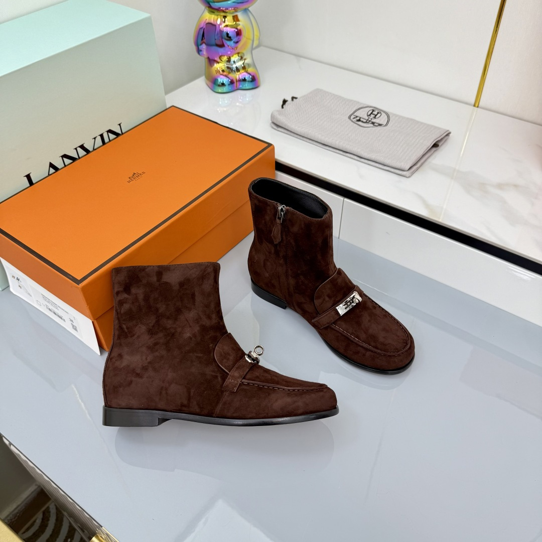 NO:535661,Hermes kelly short boots. Compared with the old model, this new shoe model is more versatile and younger and more fashionable. The new heel and bucket position have many different changes from the old model!  The horizontal line of the barrel position is super delicate and the legs are long. The heels are also made of genuine leather and long. This classic model, close your eyes and don’t hesitate!  Fabric A-grade cashmere, inner cowhide, large sole, Italian genuine leather sole, high flat sole, size 35-40 (40.41 customization, no return or replacement), boots, hermes, hermes, boots, cowhide19860909Hermes kelly 爱马仕扣短靴   H家今年新出的新鞋型相比老款,这款更百搭,更年轻时尚化.新出的鞋跟和桶位都和老款有很多不一样的改变！桶位水平线 鞋型超级秀气显腿长 鞋跟也都是用真皮延边. 这种经典款,闭眼入,不用犹豫！ 面料A级羊绒 内里牛皮 大底意大利真皮底 跟高平底 码数35-40（40.41定制不退不换）,靴子,hermes,hermes,boots,cowhide,Women's Shoes