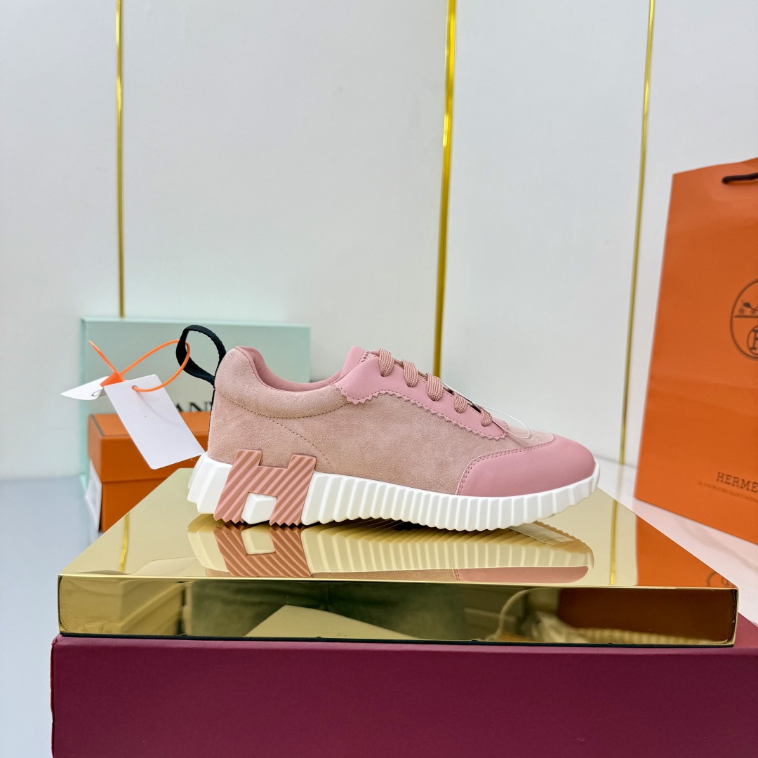 NO:535639,Women and men Hermes Top version # Hermes H-h Family Classic Couple Style Casual Sports Shoes Couple Style Casual Sports Dad Shoes Combined with high-tech canvas and suede goatskin, the rubber sole is decorated with exaggerated 'H' letters, italic design and bright colors to show vitality, continuing the brand design inspiration. Walking through the city lightly, feeling unrestrained and comfortable. Delivery counter exquisite packaging, original fabric, special fabric and beef velvet, customized breathable mesh surface in the inner lining, open mold TPU + rubber foam material, bottom thickness 3CM, size 35-45, snap up now, casual shoes/sports shoes, hermes, hermes, sneakers, sheepskin, chamois leather19860909女男 Hermes 顶级版本# 爱马仕H家经典情侣款 休闲运动鞋 情侣款休闲之履运动老爹鞋结合高科技帆布与麂皮山羊皮,在橡胶鞋底上饰以夸张“H”字母,斜体设计和鲜艳色彩展现活力,延续品牌设计灵感.轻盈漫步都市,感受无拘舒适. 配送专柜精美包装 面料原版材质特殊布料和牛反绒 内里定制透气网面 大底开模TPU+橡胶发泡材质 底厚3CM 码数35-45 立即抢购,休闲鞋/运动鞋,hermes,hermes,sneakers,sheepskin,chamois leather,Women's Shoes