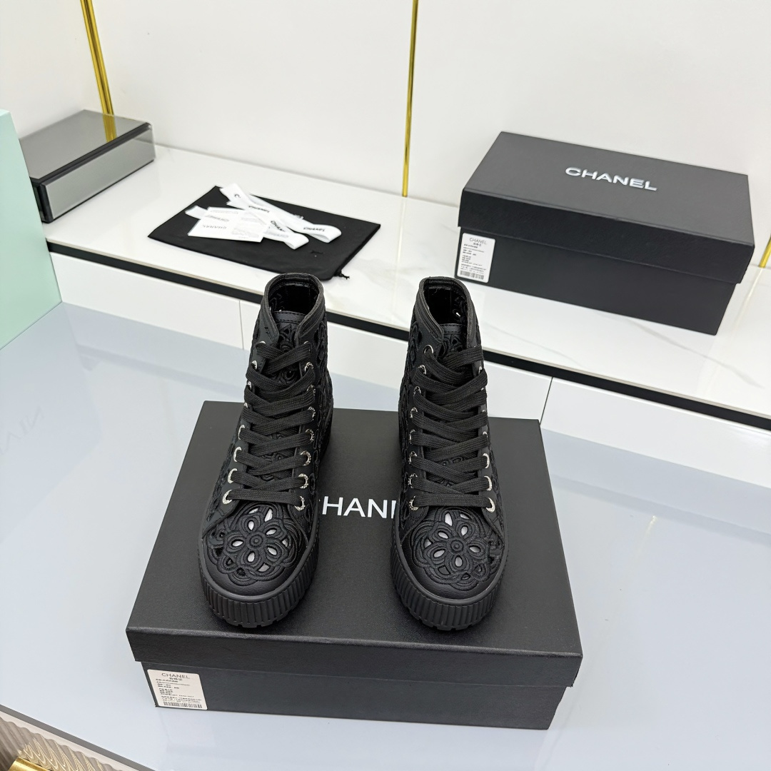 NO:535653,Mauri 65 CHANEL Chanel 2025s autumn and winter series thin belt hollow electric embroidery short boots. The upper is classic carved embroidery. The boot simplicity uses Chanel's classic matching. Xiao Meimei likes it very much. This is a popular style created by Chanel this autumn and winter. It is easy to wear and super comfortable. It is a must-have for this autumn and winter. Upper is made of cowhide, outsole rubber sole and outsole. Size: 35-40 (40.41 custom made without return or replacement), boots, chanel, chanel, boots, cowhide19860909毛里65 CHANEL 香奈儿2025s秋冬系列细带镂空电绣短靴 鞋面经典雕花刺绣,靴简沿用了香奈儿的经典搭配,小美美特别喜欢,这是香奈儿今年秋冬打造的爆款,容易上脚,超级舒服,今年秋冬必备款 鞋面材质牛皮 大底橡胶底大底 码数:35-40(40.41定做不退不换）,靴子,chanel,chanel,boots,cowhide,Women's Shoes