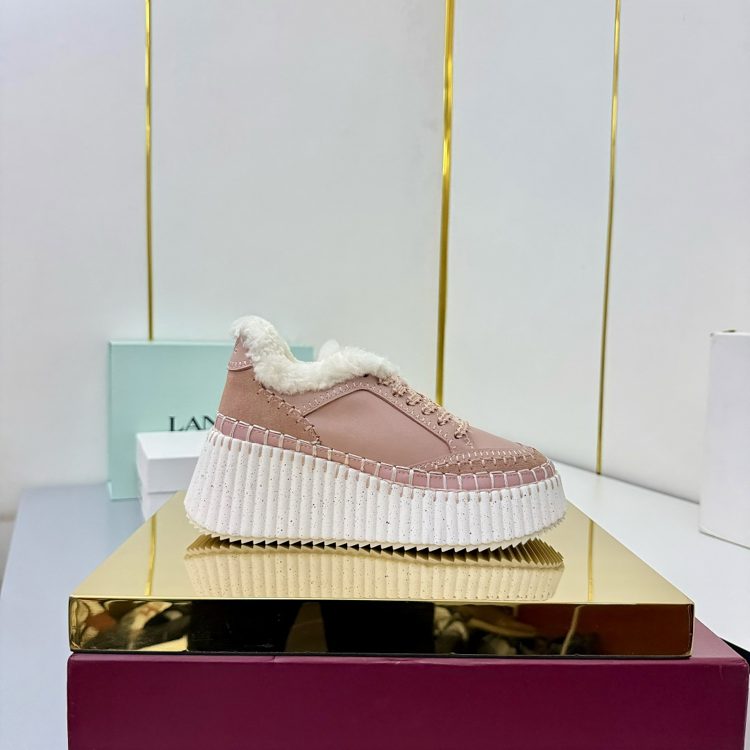 NO:536991,Wool style 2025, Chloe Counter launched a new casual shoes simultaneously., Spring and summer style Guangsheng. Since the entire fashion circle has become popular, there are many colors and models. This fabric uses imported cowhide, inside, real wool. The texture is refreshing and breathable, not stewed, fashionable and simple style, goddesses love it, beautiful, 8.CM ultra-light rubber foam vacuum sole, very comfortable, size 35-42 (standard size, full set of original packaging, casual shoes/sports shoes, chloe, loewe, sneakers, cowhide19860909羊毛款 2025,蔻依Chloe专柜同步上市新款休闲鞋.,春夏款广升 风靡整个时尚圈以来,多色多款,这款面料使用进口牛皮,内里,采用真羊毛.,质地清爽透气不焖脚 时尚简约范儿 女神都爱 美翻啦 ,8.CM超轻橡胶发泡抽真空大底,舒适得不要不要的, 35-42码（标准码 全套原版包装,休闲鞋/运动鞋,chloe,loewe,sneakers,cowhide,Women's Shoes