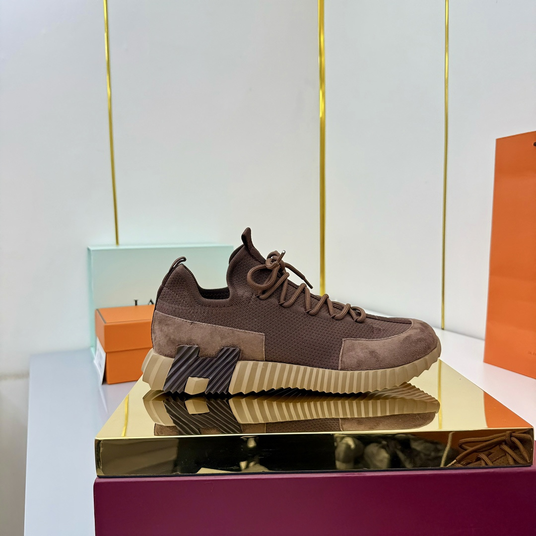 NO:536988,Women and men Hermes Top version # Hermes H-home classic couple style casual sneakers Couple style casual sports dad shoes combine high-tech canvas and suede goatskin, and exaggerated 'H' letters on the rubber sole, italic design and bright colors to show vitality, continuing the brand design inspiration. Walking through the city lightly, feeling unrestrained and comfortable. Delivery counter exquisite packaging, original fabric, special fabric and beef velvet, custom breathable mesh surface in the inner lining, open mold TPU + rubber foam material, thick sole 3CM, size 35-45, snap up now, snap up now, casual shoes/sports shoes, hermes, hermes, sneakers, sheepskin, chamois leather19860909女男 Hermes 顶级版本# 爱马仕H家经典情侣款 休闲运动鞋 情侣款休闲之履运动老爹鞋结合高科技帆布与麂皮山羊皮,在橡胶鞋底上饰以夸张“H”字母,斜体设计和鲜艳色彩展现活力,延续品牌设计灵感.轻盈漫步都市,感受无拘舒适. 配送专柜精美包装 面料原版材质特殊布料和牛反绒 内里定制透气网面 大底开模TPU+橡胶发泡材质 底厚3CM 码数35-45 立即抢购 立即抢购,休闲鞋/运动鞋,hermes,hermes,sneakers,sheepskin,chamois leather,Women's Shoes