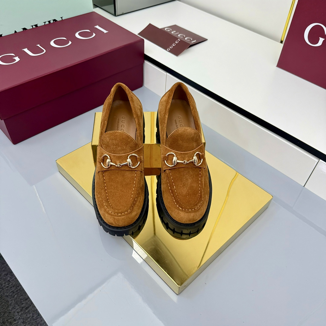 NO:535638,Gucci's exquisite details inject elegance into this loafer. It is carefully crafted with smooth suede material and matched with graffiti rubber sole to add charm to the entire design. The light gold tone horse buckle injects brand identity into this classic but modern design. Dark brown suede material Light gold tone accessories Horse buckle Rubber graffiti sole Flat sole 35-42 Height 3 cm, loafers, gucci, loafers19860909Gucci精巧细节为这款乐福鞋注入优雅气息.以光滑绒面材质精心打造,搭配沟纹橡胶鞋底,令整款设计更添魅力.浅金色调马衔扣为这款经典而不失现代风范的设计注入品牌标识内涵. 深咖色绒面材质 浅金色调配件 马衔扣 橡胶沟纹鞋底 平底35-42 高度3厘米,乐福鞋,gucci,loafers,Women's Shoes