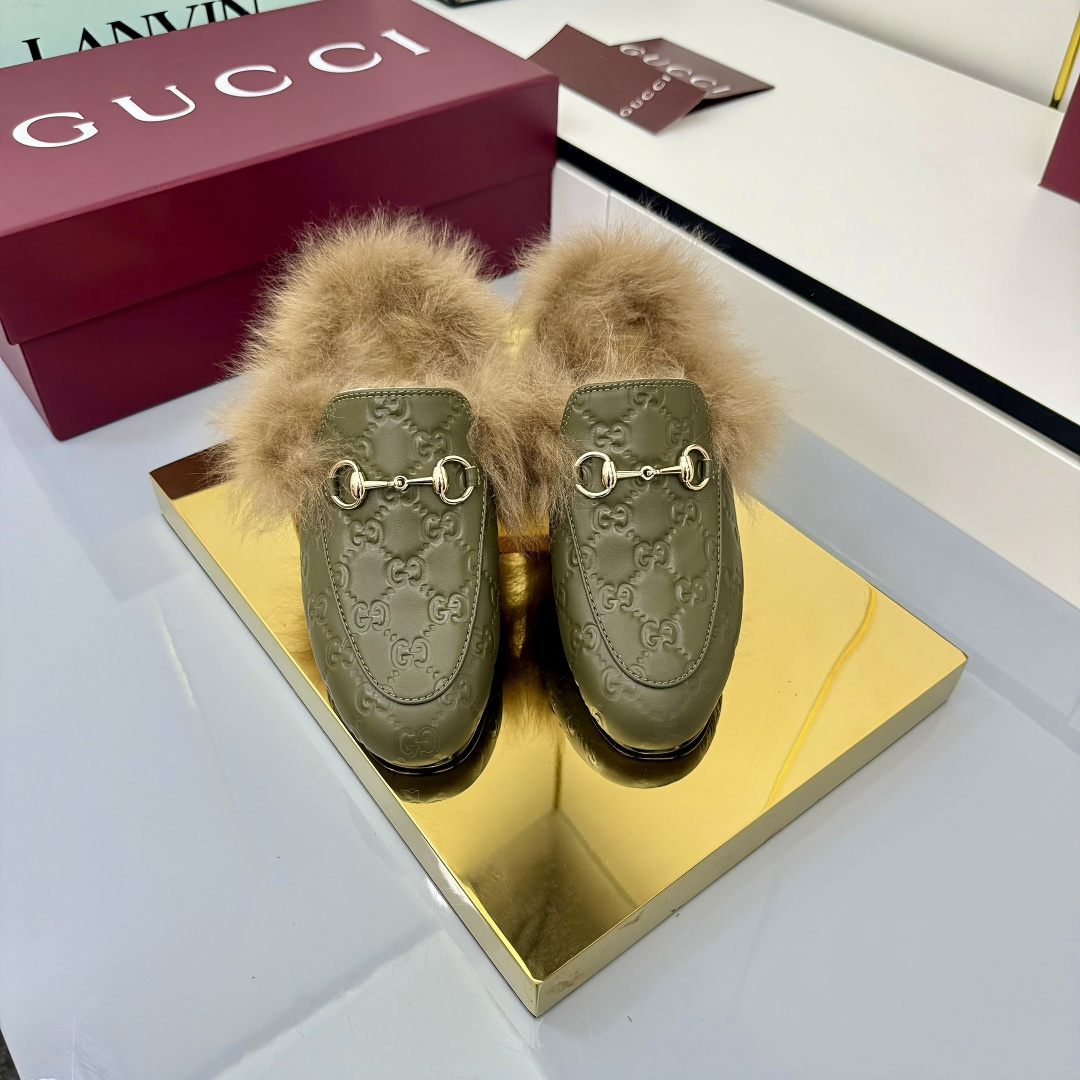 NO:535635,3165-42) Autumn and Winter Series, the double G collection pattern continues to shine in Gucci's new series. The new series presents horse buckle accessories, highlighting the brand's equestrian heritage. This women's mules is made of Tuscan wool ingenuity and embellishes light gold tones. Dark brown merino wool light gold tones accessories Horse buckle leather sole flat sole Snap now, fur shoes, gucci198609093165-42）秋冬系列, 双G典藏图案继续在Gucci全新系列中大放异彩.全新系列匠心呈献马衔扣配件,彰显品牌马术传承.这款女士穆勒鞋采用托斯卡纳羊毛匠心打造,缀饰浅金色调配件. 深棕色美利奴羊毛 浅金色调配件 马衔扣 皮革鞋底 平底 立即抢购,毛毛鞋,gucci,Women's Shoes