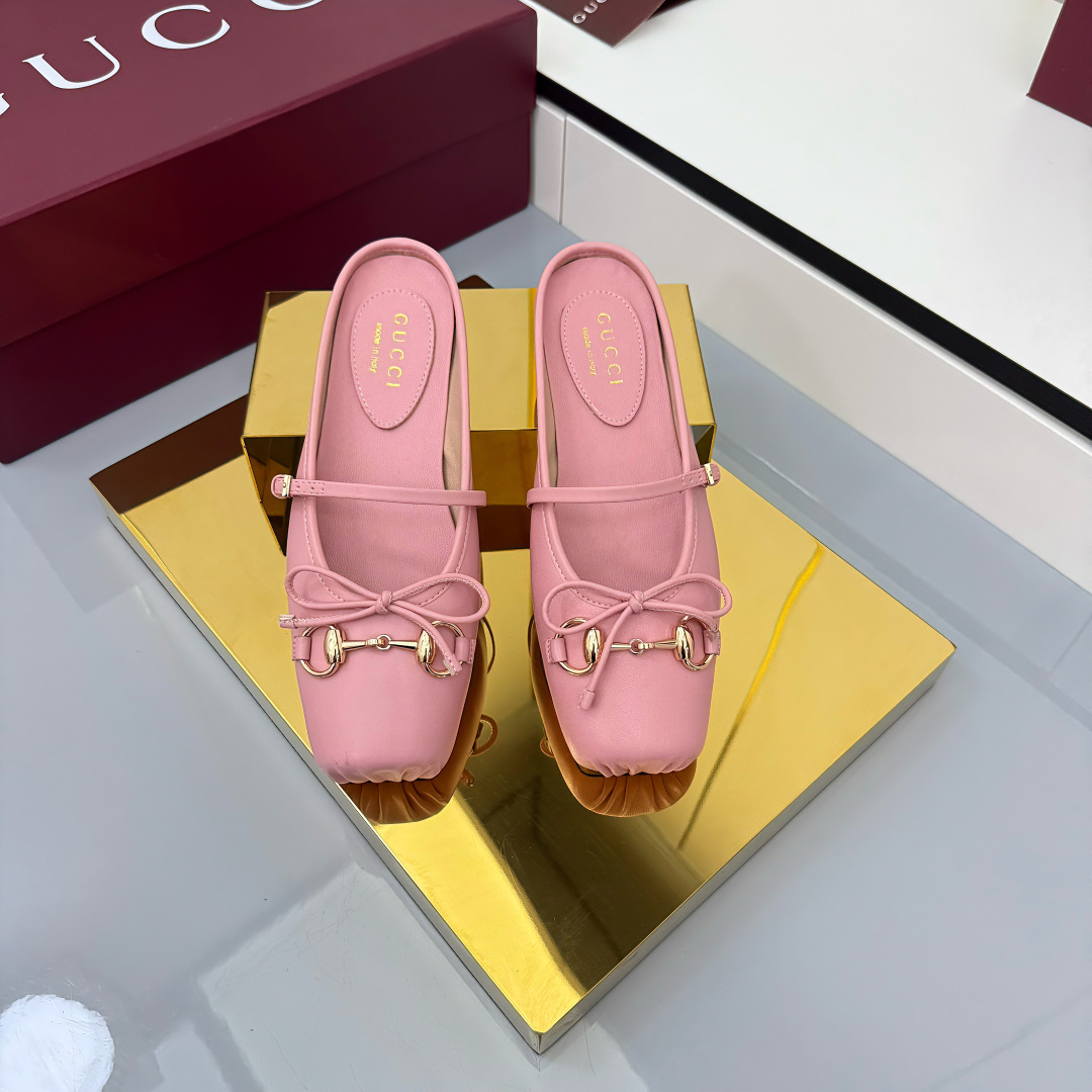 NO:535632,Gucci Fall and Winter Collection, this horse-bit flat ballet mules uses a square toe-closing toe design with elegant bow details, paying tribute to traditional ballet shoes. This item is made of leather ingeniously embellished with light gold tones. The “sacchetto” construction ensures excellent comfort. Fuchsia leather Light gold tones accessories Leather lining Horse bit Leather bow details Leather sole “Sacchetto” construction Soft and lining inner sole Strap fixing design with adjustable buckle Flat 35-42, semi-torque, gucci19860909Gucci秋冬系列, 这款马衔扣平底芭蕾穆勒鞋选用方形收口鞋头设计,搭配雅致的蝴蝶结细节,致敬传统芭蕾舞鞋款型.这款单品以皮革匠心打造,缀饰浅金色调配件.“sacchetto”构造确保出色的舒适感. 紫红色皮革 浅金色调配件 皮革衬里 马衔扣 皮革蝴蝶结细节 皮革鞋底 “Sacchetto”构造 柔软加衬内底 绑带固定设计,配可调节搭扣 平底35-42,半拖,gucci,Women's Shoes