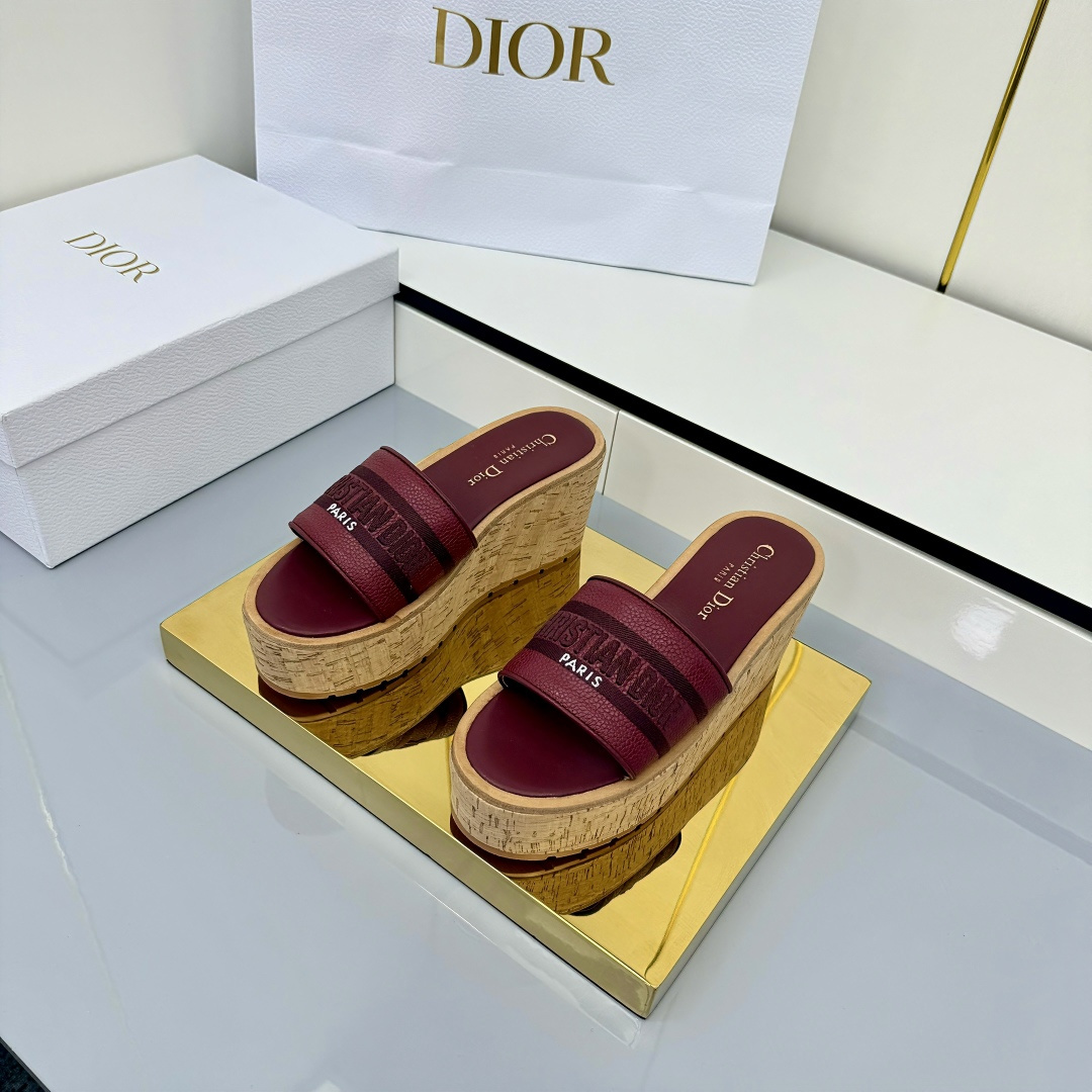 NO:559223,Dior Dway Striped Thick-soled Embroidered Wool Slides This Dway platform sandal is made in a casual cotton style and is instantly recognizable with the Christian Dior Paris logo embroidery. Paired with a lightweight micro-perforated material platform, decorated with blue and white stripes, it can enhance any outfit this season. Materials and craftsmanship Original craft embroidery upper Brand logo embroidery on the upper Padded calf leather insole 9cm platform with micro-perforated material and rubber outsole  Rubber sole engraved with D family's lucky star symbol Size35-39 (40/41/42 customized, non-returnable), furry shoes and slippers, dior, dior, dior, slippers, cowhide19860909Dior迪奥Dway条纹厚底刺绣毛拖鞋 这款 Dway 厚底凉拖时尚休闲棉质款式,饰以 Christian Dior Paris 标志刺绣,富有辨识度.搭配轻盈的微孔材质厚底,饰以蓝色和白色条纹,可为本季的各式装扮提升格调. 材料与工艺 原版工艺刺绣鞋面 鞋面饰以品牌标志刺绣 加垫牛皮革内底 9cm厚底采用微孔材质和橡胶大底 镌刻D家幸运星符号橡胶底 Size35-39（40/41/42定做不退换）,毛毛鞋拖鞋,dior,dior,dior,slippers,cowhide,Women's Shoes