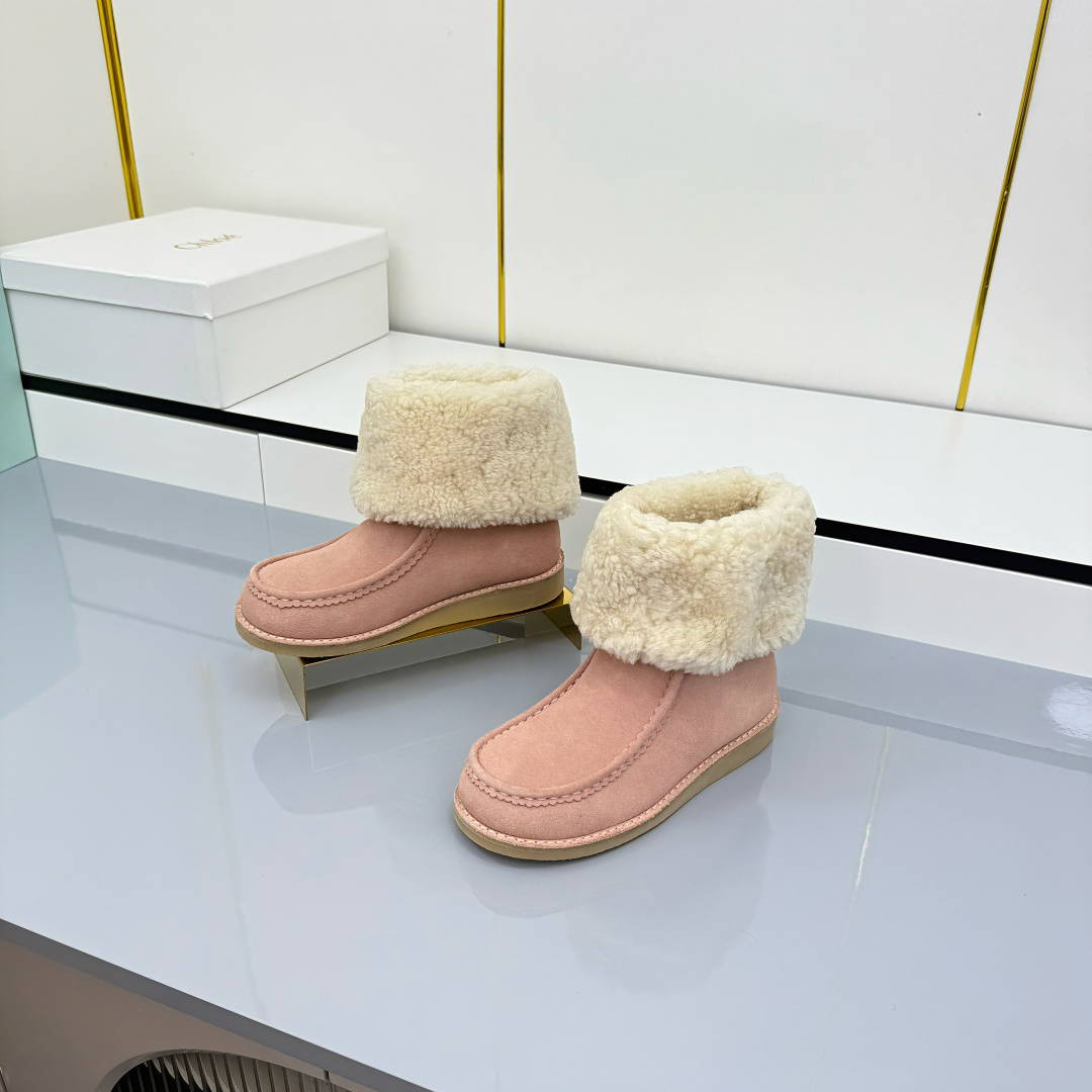 NO:559510,In 2025, the new snow boots will be launched simultaneously at the Chloe counter, with multiple colors and styles. The fabric is made of imported cow suede, and the lining is made of real wool. The texture is refreshing and breathable and does not burn the feet. It is fashionable and simple style. Goddess love it. It is beautiful. Raw rubber outsole is so comfortable. Sizes 35-41 (standard size) are available in 4 colors as shown in the picture. Snow boots, chloe, loewe, boots198609092025,批蔻依Chloe专柜同步上市新款雪地靴,多色多款,这款面料使用进口牛反绒,内里,真羊毛,质感清爽透气不焖脚 时尚简约范儿 女神都爱 美翻啦 ,生胶大底,舒适得不要不要的,35-41码（标准码）如图4色可选,,雪地靴,chloe,loewe,boots,Women's Shoes