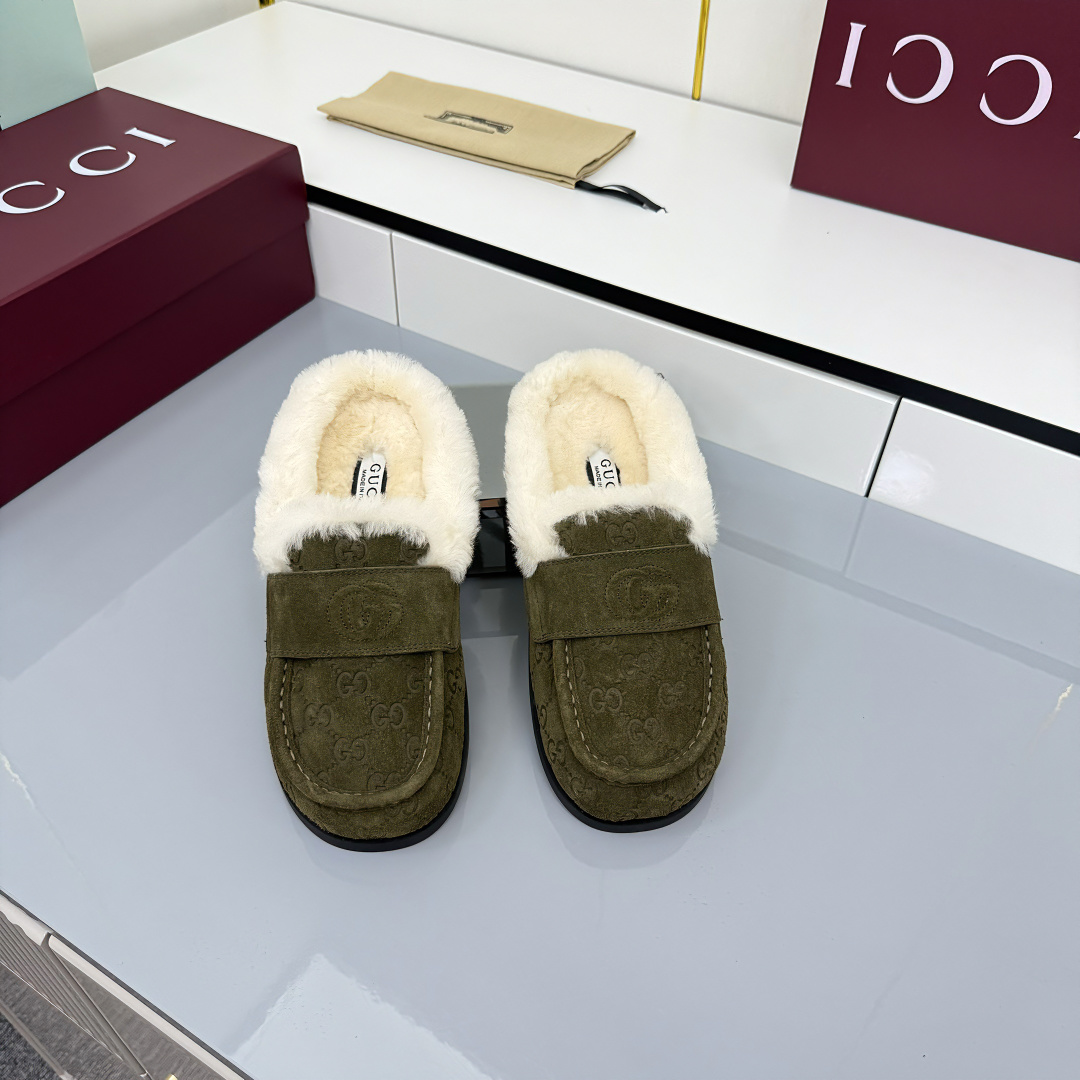 NO:559507,The latest color matching of Gucci Gucci fur slippers in early autumn 2025 [Celebrate][Celebrate] The latest version of the flat-soled half-wool slippers. As an outstanding representative of design heritage, it vividly highlights the classic and elegant style. This shoe is made of the brand's iconic letters G G intertwined pattern embossed leather, achieving a timeless classic. This shoe is made of soft material and has a refined and smooth corridor shape, highlighting daily elegance!  Easy to wear when traveling, [Fireworks][Fireworks] Size 35-39. (4041 is custom-made and non-refundable) Buy now, half-slip fur shoes, gucci, gucci, slippers198609092025早秋最新配色Gucci 古驰毛拖[庆祝][庆祝]最新版面平底半羊毛拖鞋 作为设计传承的杰出代表,生动彰显经典优雅格调.这款鞋履采用品牌标志性字母G G交织图案压纹皮,成就隽永经典.这款鞋履材质柔软,廊形精致流畅,彰显日常优雅风范！出行方便上脚,[烟花][烟花] 码数35-39.（4041定做不退换） 立即抢购,半拖毛毛鞋,gucci,gucci,slippers,Women's Shoes