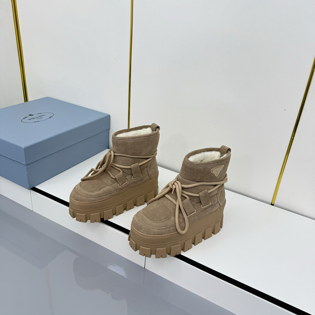 NO:559893,Prada / Prada / ski boots / snow boots 24 autumn and winter latest snow boots!  The wool collar echoes the design up and down!  The Prada brand logo is outlined to highlight the high-end atmosphere!  Made of sheepskin lining imported from Australia, the warmth retention effect is great in winter. Fabric: two layers of frosted cowhide/sheepskin. The lining is sheepskin imported from Australia. Outsole is original Tpu film-absorbent outsole size 35-41 (customized for 41), snow boots, prada, prada, boots, cowhide, sheepskin.19860909Prada / 普拉达/滑雪靴/雪地靴 24秋冬最新款雪地靴！羊毛领口上下呼应设计！勾勒出普拉达品牌logo 凸显高端大气 ！采用澳洲进口羊皮毛内里,冬季保暖效果超赞 面料二层磨砂牛皮/羊皮 内里澳洲进口羊皮羊一体 大底原厂Tpu吸膜大底 size35-41（41定做）,雪地靴,prada,prada,boots,cowhide,sheepskin,Women's Shoes