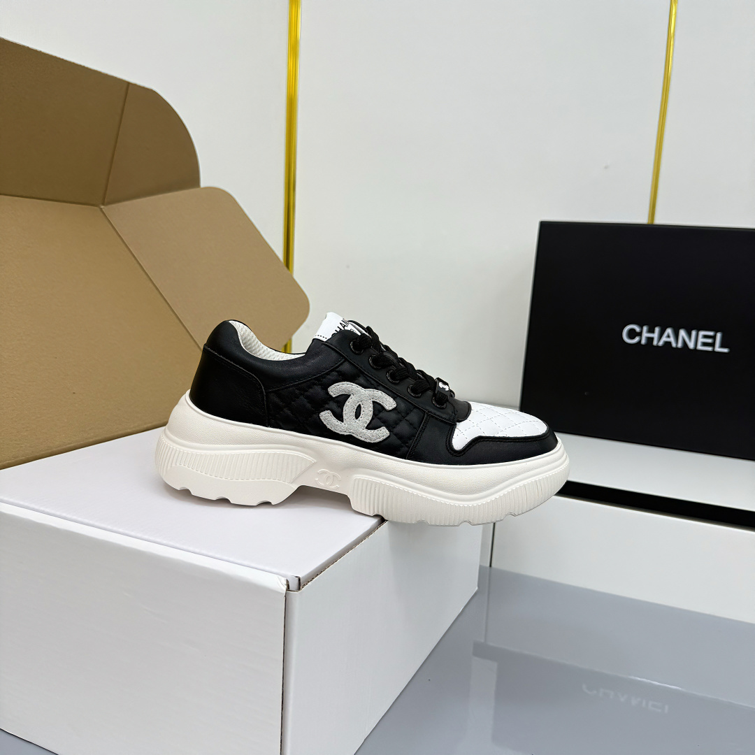 NO:561593,Chanel bread shoes ~ Original calfskin panda shoes Chanel Chanel 25C Latest hot style Panda Black and White Sports shoes Casual sneakers Xiaoxiang Hot item Classic black and white Panda color Coco girls must pay Fabric: Original customized mixed sheepskin Lining: Original imported breathable mesh Outsole: Original molded rubber + TPU combination Size:  Women's 35-41, casual shoes/sports shoes, chanel, chanel, sneakers, cowhide, sheepskin19860909香奈儿面包鞋  ～原版小牛皮熊猫鞋 Chanel 香奈儿 25C 最新爆款 熊猫 黑白 运动鞋 休闲板鞋 小香 爆款单品 经典黑白 熊猫配色 coco女孩必要入款 面料: 原版定制混种羊皮 内里: 原版进口透气网里 大底: 原版开模橡胶+TPU组合 Size: 女款35-41,休闲鞋/运动鞋,chanel,chanel,sneakers,cowhide,sheepskin,Women's Shoes