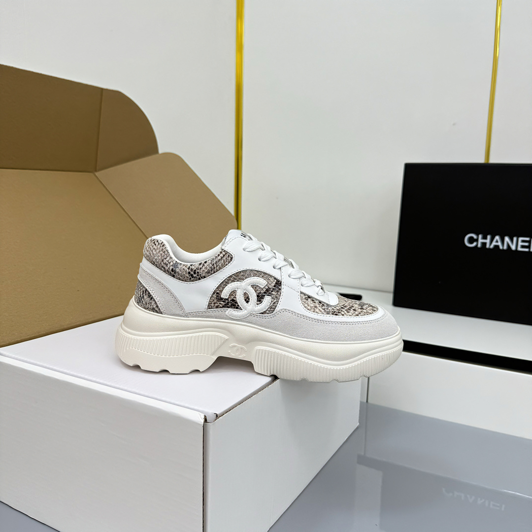 NO:562386,Chanel bread shoes ~ Original calfskin panda shoes Chanel 25C Latest hot style Panda Black and White Sports shoes Casual sneakers Xiaoxiang Hot item Classic black and white Panda color Coco girls must pay for it Fabric: Original customized mixed sheepskin Lining: Original imported breathable mesh Outsole: Original molded rubber + TPU combination Size: Women's 35-41  Buy now, casual shoes/sports shoes, chanel, chanel, sneakers, cowhide, sheepskin19860909香奈儿面包鞋  ～原版小牛皮熊猫鞋 Chanel 香奈儿 25C 最新爆款 熊猫 黑白 运动鞋 休闲板鞋 小香 爆款单品 经典黑白 熊猫配色 coco女孩必要入款 面料: 原版定制混种羊皮 内里: 原版进口透气网里 大底: 原版开模橡胶+TPU组合 Size: 女款35-41 立即抢购,休闲鞋/运动鞋,chanel,chanel,sneakers,cowhide,sheepskin,Women's Shoes