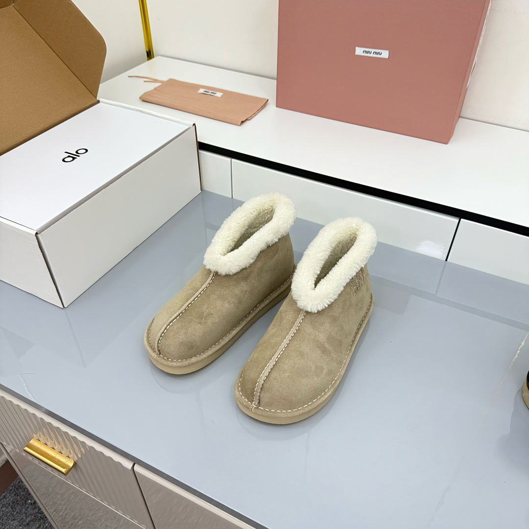 NO:577031,MiuMiu Miu Miu 25ss autumn and winter catwalk style wool short boots, snow boots and fur shoes. They often appear on the covers of major fashion magazines. Stars and bloggers from all over the world love them. They are especially stunning on your feet. You will not regret it when you close your eyes. Very comfortable and stable on your feet. The combination can be salty or sweet. It is full of personality. The upper is made of mercerized cow suede fabric, which has a delicate and high-end feel. The entire lining is made of pure wool, which is warm and comfortable.  The original 1:1 crystal light material outsole is very suitable for daily outings and winter commuting. Color: maroon, sand, dark brown. Color: 35-40. Factory ready supply, snow boots, miumiu, boots.19860909MiuMiu 缪缪 25ss秋冬走秀款 羊毛小短靴雪地靴毛毛鞋 经常出现在各大时装杂志封面·各路明星、小红书博主都有钟爱,上脚尤为惊艳到你的一款 闭眼入都是不会后悔·上脚非常舒服超级稳·搭配可咸可甜 个性十足 鞋面采用丝光牛反绒面料 细腻高级感拉满 整个内里采用纯羊毛 保暖舒适 原版1:1水晶轻料大底,无论是日常出街还是冬日通勤,都很合适 颜色栗色沙色深咖色 颜色35-40  工厂现货供应,雪地靴,miumiu,boots,Women's Shoes