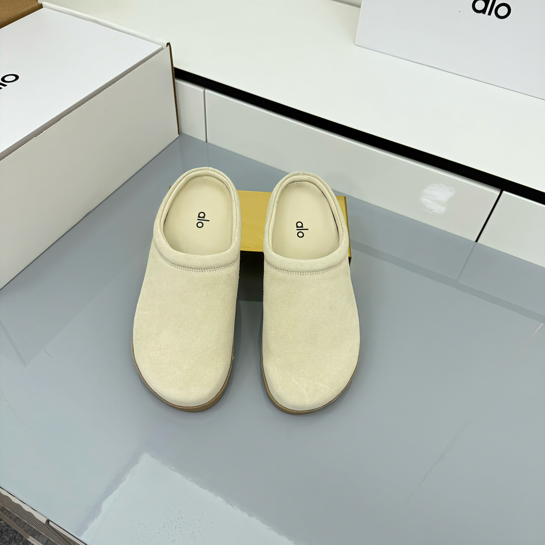 NO:577025,Alo has a lazy feeling when worn in winter, it is easy to match, and its appearance is online. You deserve it! The minimalist design is very easy to wear, and the heel is comfortable, not just superficial, and the soles of the feet are supported by latex cushions. Fabric: cow suede, lining: sheepskin, foot pads: sheepskin, outsole: rubber, code number: 35-40, buy now, half-shoes, sheepskin19860909alo冬天穿出去有一种慵懒的感觉,好搭配,颜值在线你值得拥有! 极简设计特别好穿,跟脚又舒服,不是虚有其表,脚底还有乳胶软垫支撑. 面料:牛反绒 内里:羊皮里 垫脚:羊皮 大底:橡胶 码数:35-40 立即抢购,半拖毛毛鞋,sheepskin,Women's Shoes