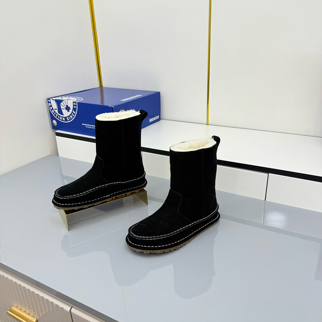 NO:592800,Birkenstock 2025 autumn and winter new thick-soled wool snow boots have a very simple and elegant design. They look good no matter how you match them in autumn and winter, and they are not bulky at all. The warm and comfortable boot shaft, with a handsome motorcycle style, combines fashion and comfort, bringing warmth to the bleak winter. The lace-less design is easy to put on and take off, making it a fashionable travel item in autumn and winter. The fabric is high mercerized cow suede and the lining is made of sheepskin.  Outsole anti-slip foam sole Size 35～39 (customized in 40), snow boots, birkenstock, boots, sheepskin19860909脖肯Birkenstock 2025秋冬 新款厚底羊毛雪地靴 非常简约大气的设计 秋冬怎么搭配都好看,完全没有笨重感； 温暖舒适的靴筒,搭配帅气机车风格,兼具了时尚与舒适贴合感,为萧瑟寒冬送上融融暖意,无鞋带的设计方便穿脱,秋冬出行时尚单品. 面料高丝光牛反绒 内里垫脚羊皮毛一体 大底防滑发泡底 码数35～39（40订做）,雪地靴,birkenstock,boots,sheepskin,Women's Shoes