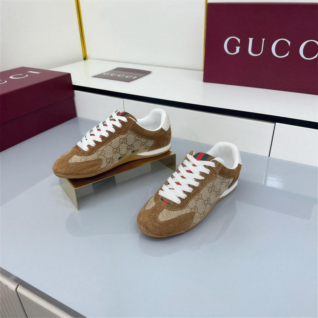 NO:592797,Top version 2025 early autumn new style Couple style Gucci Gucci Shift series Couple style Retro Moral shoes Casual sneakers Original purchased and developed Made in stock Gucci Shift series is newly launched, the light design reinterprets sports style. The neat silhouette adds freedom and reveals exquisite texture when moving. The webbing details are like an endless ribbon running through the entire design, and the side stitching details add a finishing touch. Exquisite packaging at the delivery counter Fabric:  Original customized imported first-layer cowhide lining: Original customized soft sheepskin lining Outsole: Original open-molded non-slip TPU material Size: Couple style 35-45 (customized for men 45), casual shoes/sports shoes, gucci, gucci, sneakers, cowhide, sheepskin19860909顶级版本 2025早秋新款 情侣款 Gucci古驰Shift系列 情侣款 复古 德训鞋 休闲 运动鞋 原版购入开发 做货 Gucci Shift系列全新上市,轻盈设计焕新诠释运动风尚.利落廓形更添自在本色,行动间彰显精致质感.织带细节宛如一道延绵不绝的饰带贯穿于整个设计,侧边缝线细节增添点睛之笔 配送专柜精美包装 面料: 原版定制进口头层牛皮 内里: 原版定制柔软羊皮里 大底: 原版开模防滑TPU材质 Size: 情侣款款35-45（男45定做）,休闲鞋/运动鞋,gucci,gucci,sneakers,cowhide,sheepskin,Women's Shoes