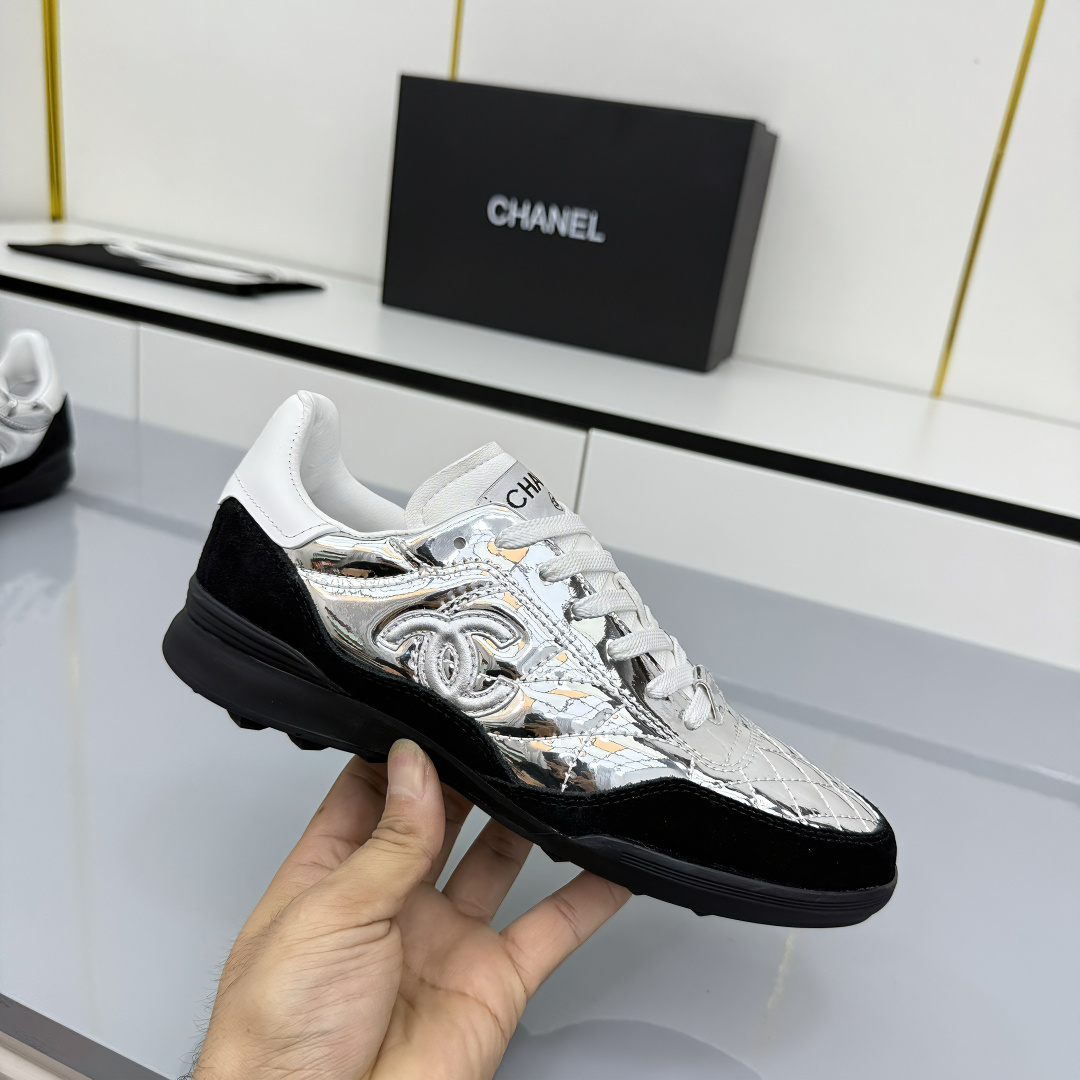NO:592791,The top version of Chanel Chanel - 2025 counter top casual sports shoes. This classic design; the upper is in the style of electric embroidery with various techniques; the outsole is fashionable and sporty; the extraordinary inclusion of a variety of color matching elements... The diversified mix and match is very good-looking and versatile, casual, fashionable, sports and outdoor can be taken into account... Go material The upper is made of original imported mercerized velvet + double-layer breathable mesh. The inner part is made of original imported breathable mesh. The outsole is based on the original TPU combination outsole.  Counter boutique package complete set for women 35–41, buy now, casual shoes/sports shoes, chanel, chanel, sneakers19860909顶级版本 Chanel香奈儿——2025专柜顶级休闲款运动鞋 这款经典设计；鞋面多种工艺电绣的风格；大底却时尚运动；不平凡的拥入了多种配色元素…… 多元化混搭非常好看百搭,休闲,时尚,运动,户外都能兼顾…… Go 材料 鞋面采用 原版进口丝光绒+双层透气网 内里采用 原版进口透气网 大底根据 原版TPU组合大底 专柜精品包装全套女35–41  立即抢购,休闲鞋/运动鞋,chanel,chanel,sneakers,Women's Shoes