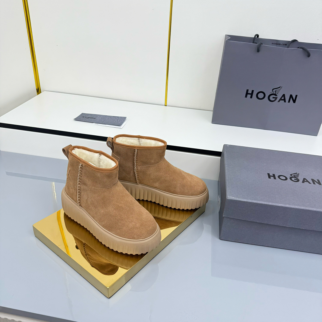 NO:594132,explode  Explosive... HOGAN's new model, [strong][strong] women's fashionable round toe genuine leather wool short boots, sports and leisure, thick soles make you instantly grow 55mm taller when wearing them. Suede calfskin hand-drawn strings, simple beauty in the new era [strong][strong][Applause][Applause], rear shoe loop, rear logo embossing  .High elastic insoles keep your beautiful feet comfortable and warm. A classic and timeless genuine leather short boot is the first choice every autumn and winter. You deserve it. [Applause][Applause][Applause][Applause], women's shoes size 35-40.[strong][strong][strong], snow boots, hogan, boots, cowhide19860909爆 爆爆……霍根HOGAN新款,[强][强]女士时尚圆头真皮羊毛短靴,运动休闲,厚底让你穿上瞬间长高55mm.绒面小牛皮手工拉线,新时代简约的美感[强][强][鼓掌][鼓掌],后置提鞋环,后置logo压花.高弹鞋垫让你的美脚舒适保暖,一款经典不过时真皮短靴是每年秋冬的首先,你值得拥有.[鼓掌][鼓掌][鼓掌][鼓掌],女鞋35-40码.[强][强][强],雪地靴,hogan,boots,cowhide,Women's Shoes