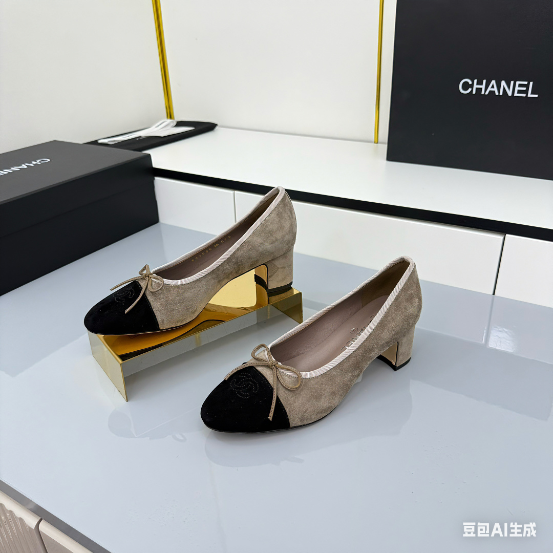 NO:612601,chan*l classic slingback small fragrant sandals!  Single shoes!  As Coco Chanel said, fashion is fleeting but style lasts forever!  This pair of empty-back shoes is a classic among Xiangjia classics!  Two-color matching, simple and exquisite, the universal and evergreen model in the counter will never go out of style!  The counter's original leather, imported sheepskin lining, and Italian imported cow leather soles!  Top quality, Size35-40 (34 40 41 customized), high heels, chanel, chanel, chanel, sandals, high heels, cowhide, sheepskin19860909chan*l经典slingback小香凉鞋！单鞋！ 就像coco香奈儿女士说的流行稍纵即逝,但风格永存！这双后空鞋就是香家经典中的经典！双色搭配,简约精致,专柜里的万能长青款,永远不过时单品！ 专柜原版皮料,进口羊皮内里,意大利进口牛皮革鞋底！ 顶级品质,Size35-40（34 40 41 定做）,高跟鞋单鞋,chanel,chanel,chanel,sandals,high heels,cowhide,sheepskin,Women's Shoes