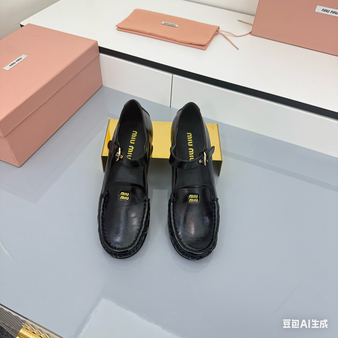 NO:615690,CELINE* Celine 2025ss new flat-soled retro lightweight loafers driving shoes Internet celebrity hot model is coming!  The major Internet celebrities are the first to experience it. Celine Internet celebrity's ins planting tool is very retro style and full of aura. The design style is very novel, high-end and very comfortable. The original version is customized one to one!  Absolutely the original order!  Fabric imported butter leather lining sheepskin outsole original rubber outsole Size 35-40 (customized for 40 non-returnable), single shoes, celine, celine, loafers, sheepskin19860909CELINE*赛琳2025ss新款平底复古轻便乐福鞋驾车鞋 网红爆款来袭！各大网红抢先体验、Celine网红ins种草神器、非常复古风、气场十足单品、设计风格非常新颖、高档且非常舒适.原版一比一定制！绝对原单做法！ 面料进口牛油皮 内里羊皮 大底原版橡胶大底 Size35-40（40定做不退换）,单鞋,celine,celine,loafers,sheepskin,Women's Shoes