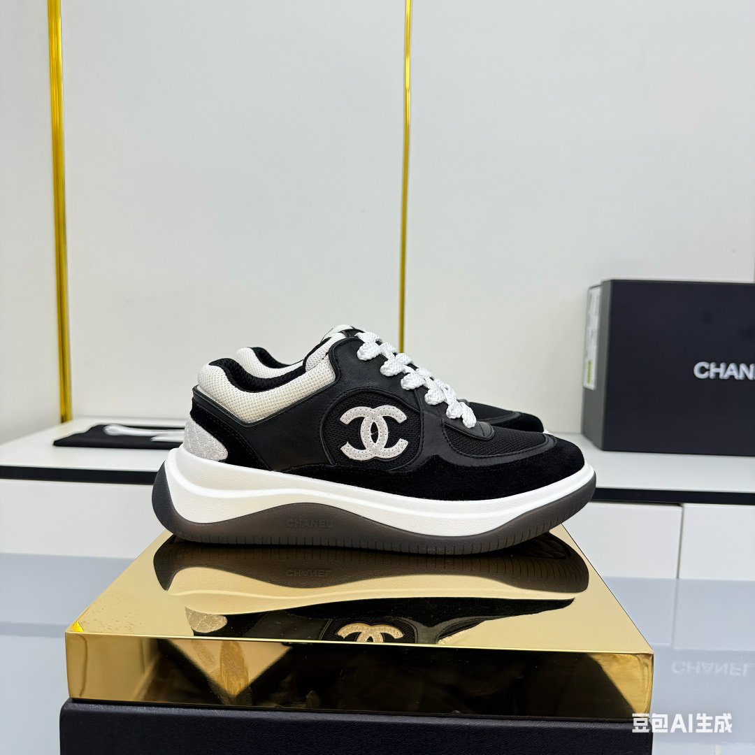 NO:630606,Women's size Chanel casual thick-soled height-increasing shoes - 2025 counter top casual sports shoes. This classic design; the upper is electro-embroidered with a variety of techniques;  Original TPU combination outsole, full set of boutique packaging for women 35-41, buy now, casual shoes/sports shoes, chanel, chanel, sneakers, cowhide19860909女码 Chanel香奈儿休闲厚底增高鞋——2025专柜顶级休闲款运动鞋 这款经典设计；鞋面多种工艺电绣的风格；大底却时尚运动；不平凡的拥入了多种配色元素…… 多元化混搭非常好看百搭,休闲,时尚,运动,户外都能兼顾…… Go 材料 鞋面采用 原版进口头层丝绸牛皮+原版防水布+原版头层牛皮 内里采用 原版羊里+网 大底根据 原版TPU组合大底 专柜精品包装全套女35–41  立即抢购,休闲鞋/运动鞋,chanel,chanel,sneakers,cowhide,Women's Shoes