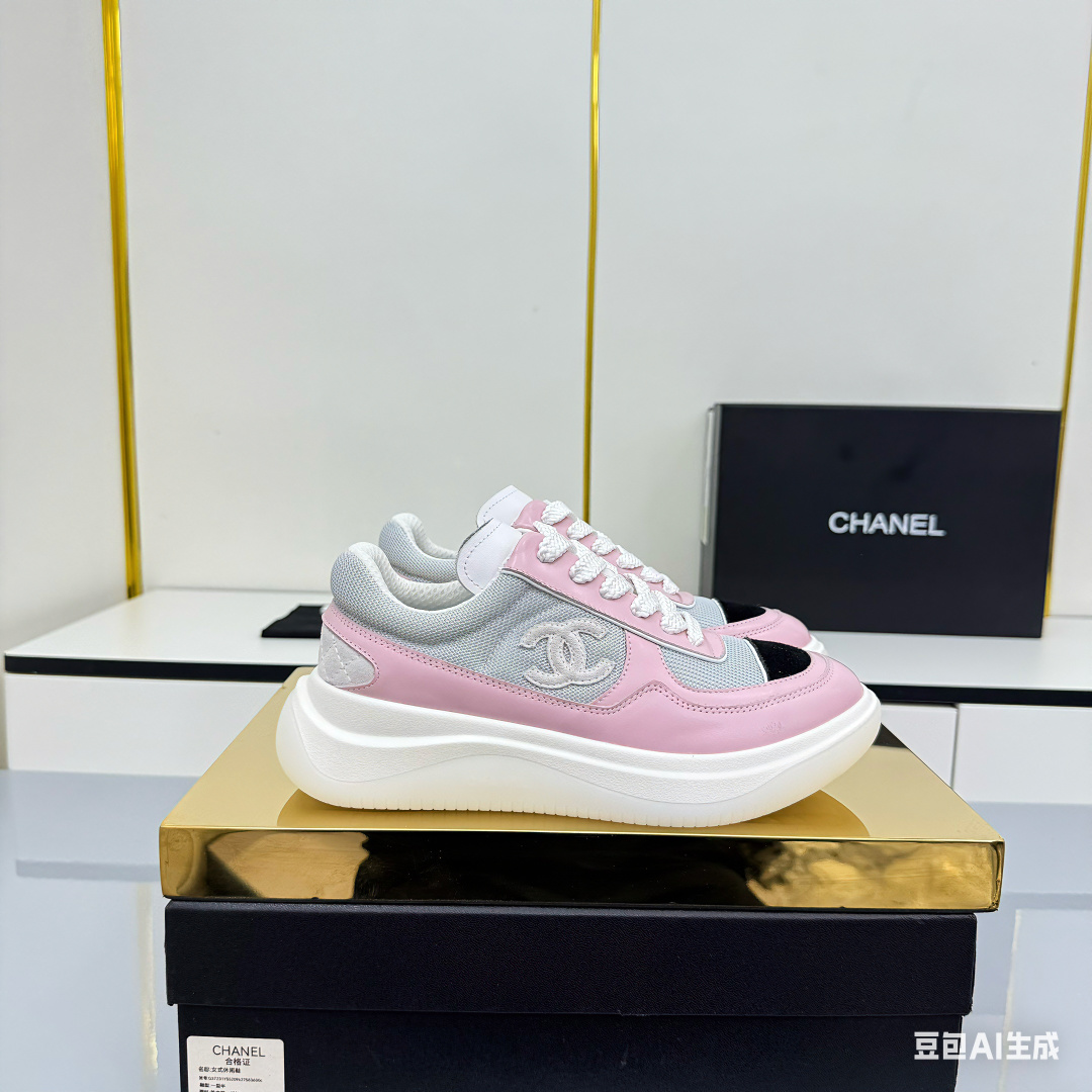 NO:630608,Women's size Chanel casual thick-soled height-increasing shoes - 2025 counter top casual sports shoes. This classic design; the upper is electro-embroidered with a variety of techniques;  Original TPU combination outsole, full set of boutique packaging for women 35-41, buy now, buy now, casual shoes/sports shoes, chanel, chanel, sneakers, cowhide19860909女码 Chanel香奈儿休闲厚底增高鞋——2025专柜顶级休闲款运动鞋 这款经典设计；鞋面多种工艺电绣的风格；大底却时尚运动；不平凡的拥入了多种配色元素…… 多元化混搭非常好看百搭,休闲,时尚,运动,户外都能兼顾…… Go 材料 鞋面采用 原版进口头层丝绸牛皮+原版防水布+原版头层牛皮 内里采用 原版羊里+网 大底根据 原版TPU组合大底 专柜精品包装全套女35–41  立即抢购 立即抢购,休闲鞋/运动鞋,chanel,chanel,sneakers,cowhide,Women's Shoes