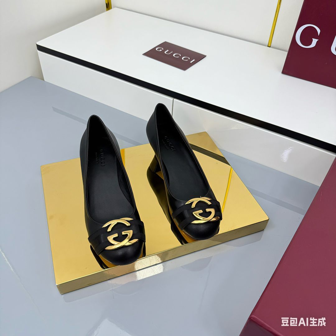 NO:629241,From Gucci's Fall/Winter collection, these horsebit flat ballet mules have a square toe and elegant bow detailing, a nod to the traditional ballet shoe shape. Crafted from leather, they are embellished with light gold-tone hardware. 'sacchetto' construction ensures maximum comfort. Fuchsia leather Light gold-tone hardware Leather lining Horsebit buckle Leather bow detail Leather sole 'Sacchetto' construction Soft padded insole  Strap fixation design, with adjustable buckle, flat bottom 35-42, buy now, single shoes, gucci19860909Gucci秋冬系列, 这款马衔扣平底芭蕾穆勒鞋选用方形收口鞋头设计,搭配雅致的蝴蝶结细节,致敬传统芭蕾舞鞋款型.这款单品以皮革匠心打造,缀饰浅金色调配件.“sacchetto”构造确保出色的舒适感. 紫红色皮革 浅金色调配件 皮革衬里 马衔扣 皮革蝴蝶结细节 皮革鞋底 “Sacchetto”构造 柔软加衬内底 绑带固定设计,配可调节搭扣 平底35-42 立即抢购,单鞋,gucci,Women's Shoes