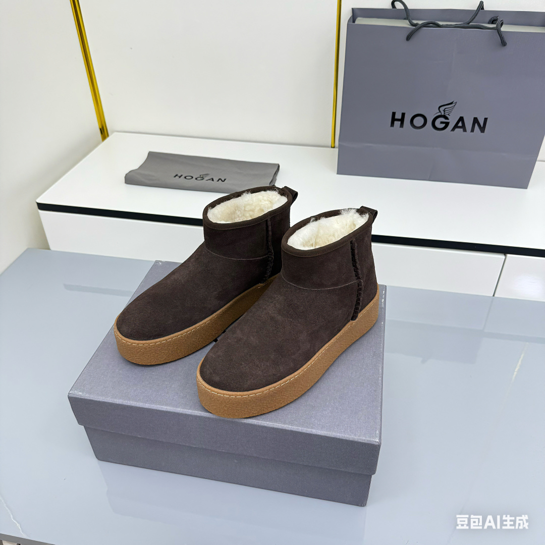 NO:629213,Explosive…Hogan’s new style, [strong][strong] women’s fashionable round-toe genuine leather wool short boots, sporty and casual, thick soles that make you instantly grow 55mm taller when wearing them. Suede calfskin hand-drawn strings, simple beauty in the new era [strong][strong][applause][applause], rear shoe loop, high elasticity shoes  Pads make your feet comfortable and warm. A classic and timeless leather short boot is the first choice every autumn and winter. You deserve it. [Applause][Applause][Applause][Applause], women's shoes size 35-40. [strong][strong][strong], snow boots, hogan, boots, cowhide19860909爆爆爆……霍根HOGAN新款,[强][强]女士时尚圆头真皮羊毛短靴,运动休闲,厚底让你穿上瞬间长高55mm.绒面小牛皮手工拉线,新时代简约的美感[强][强][鼓掌][鼓掌],后置提鞋环,高弹鞋垫让你的美脚舒适保暖,一款经典不过时真皮短靴是每年秋冬的首先,你值得拥有.[鼓掌][鼓掌][鼓掌][鼓掌],女鞋35-40码.[强][强][强],雪地靴,hogan,boots,cowhide,Women's Shoes