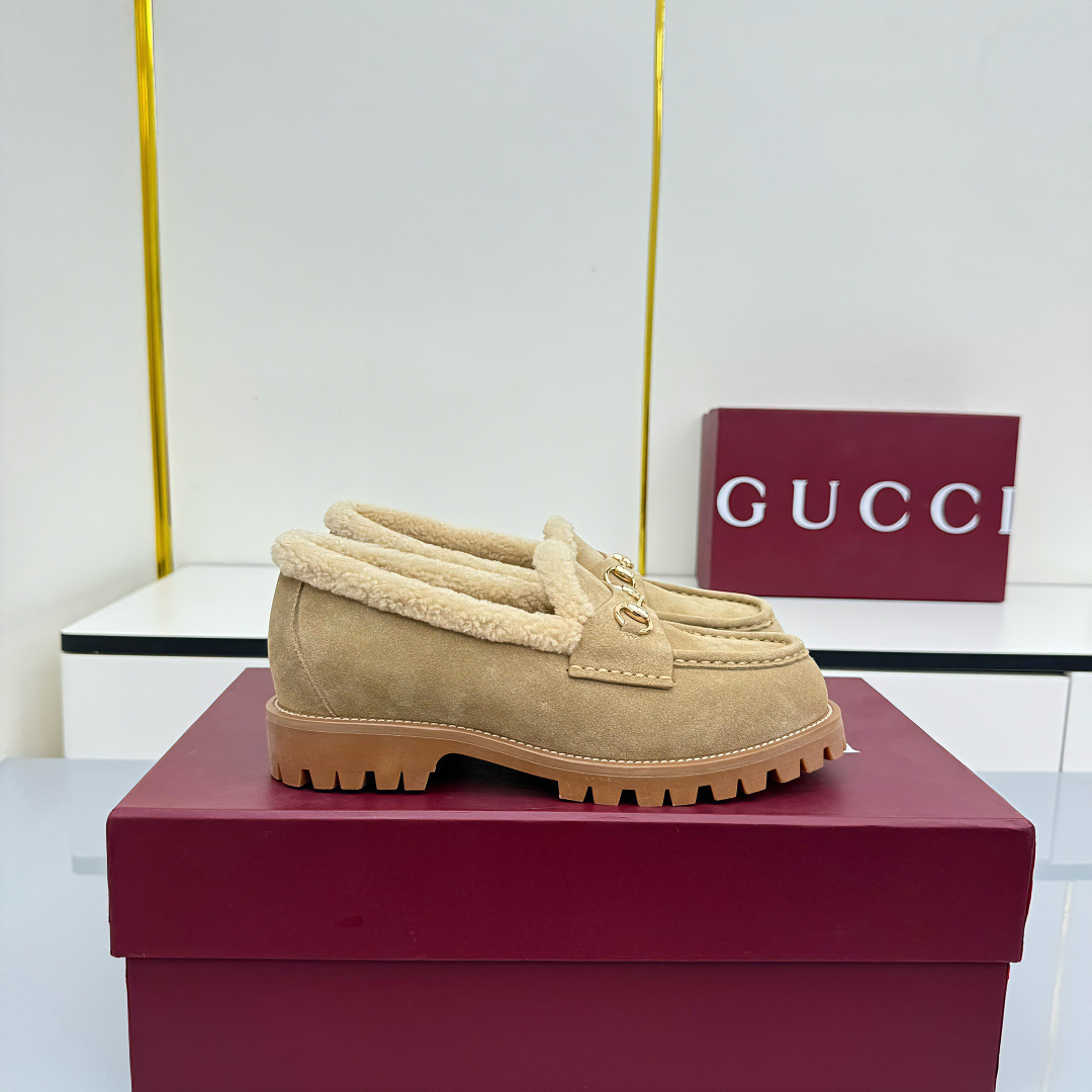 NO:629240,New winter women's horsebit loafers with wool lining. Exquisite details inject elegance into these loafers. Made of smooth suede material with merino wool lining, it is more elegant. The light gold tone horsebit injects brand logo connotation into this classic yet modern design. Black cowhide suede material. Light gold hardware. Merino wool lining. Horsebit buckle. Rubber groove sole. Flat bottom. Height 3 cm. Made in Italy.  Size 36~42, loafers, fur shoes, loafers, cowhide19860909冬季新款羊毛内里女士马衔扣乐福鞋 精巧细节为这款乐福鞋注入优雅气息.选用光滑绒面材质,搭配美利奴羊毛衬里,更显矜贵格调.浅金色调马衔扣为这款经典而不失现代风范的设计注入品牌标识内涵. 黑色牛皮绒面材质 浅金色五金配件 美利奴羊毛衬里 马衔扣 橡胶沟纹鞋底 平底 高度3厘米 意大利创作 码数36～42码,乐福鞋毛毛鞋,loafers,cowhide,Women's Shoes