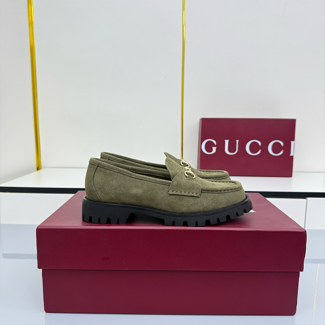 NO:629233,Women's Horsebit Hardware Loafers Ultra-Light Material Rubber Outsole Exquisite details add elegance to these loafers. The upper is made of smooth suede and is paired with a thick rubber sole for a more stylish look. The light gold horsebit injects brand identity into this classic yet modern design. Product Details Cowhide suede fabric Light gold horsebit Rubber lug sole Flat Height 0.5 inches Made in Italy  Size 36~42, loafers, loafers, cowhide19860909女士马衔扣五金乐福鞋超轻材料橡胶大底 精致的细节为这款乐福鞋增添了优雅气质.鞋面采用光滑的绒面革制成,搭配厚实的橡胶鞋底,更显时尚.浅金色马衔扣为这款经典而又不失现代感的设计注入了品牌标识. 产品详情 牛皮反绒面料 浅金色马衔扣 橡胶凸纹鞋底 平坦的 高度0.5英寸 意大利制造 码数36～42码,乐福鞋,loafers,cowhide,Women's Shoes