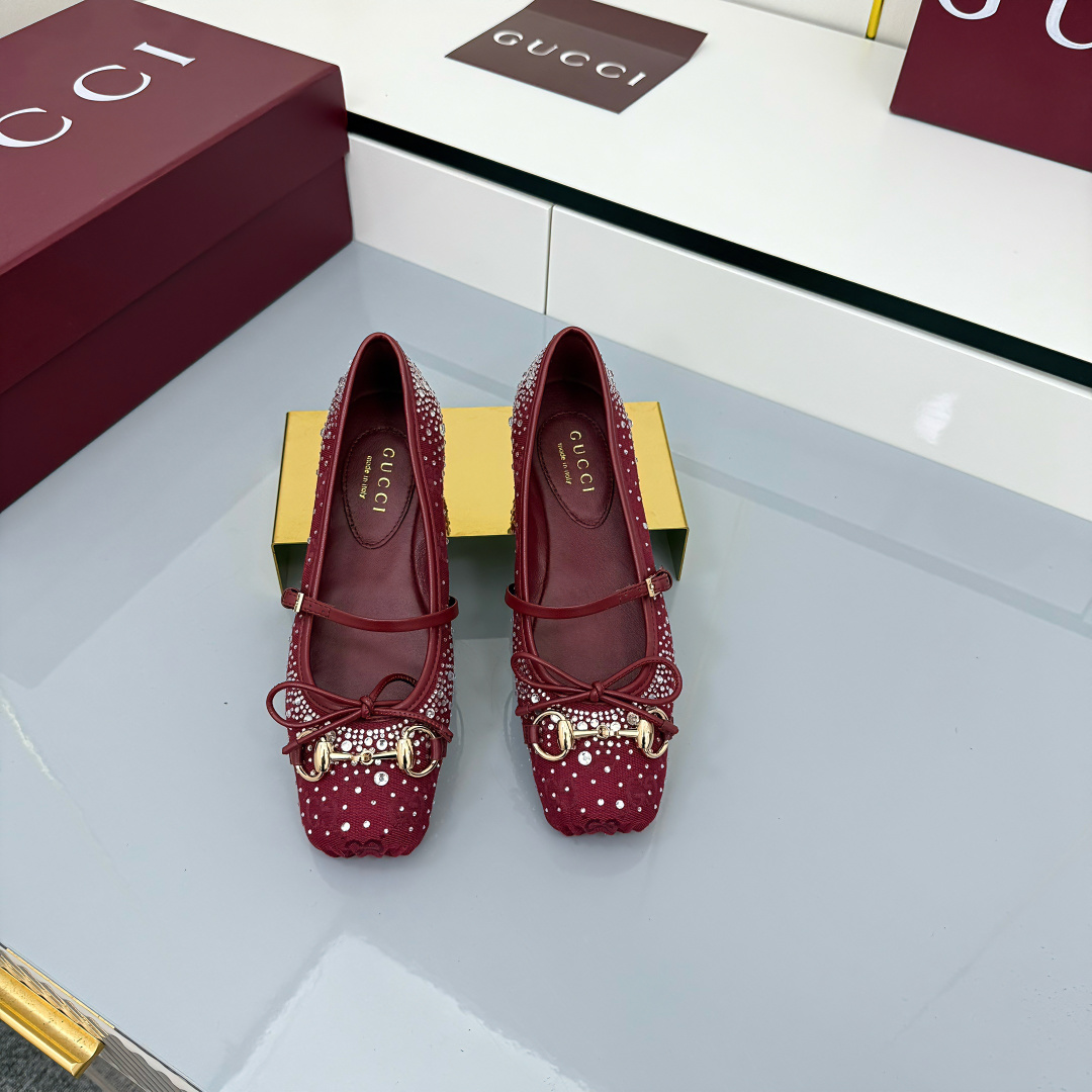 NO:629226,9099-1* Burgundy G Diamond (35-42) These classic horsebit ballet flats pay tribute to the traditional ballet shoe silhouette. This shoe is made of Angora red double G cloth, embellished with GG crystal patterns and light gold tone horsebit accessories. It cleverly combines a square tapered toe and exquisite bow details to create a charming style. The 'Sacchetto' structure and soft padded insole provide a comfortable wearing experience.  Gucci Anchor Red crystal GG fabric Gucci Anchor Red leather piping Light gold tone accessories Leather lining Horsebit Leather bow detail Leather sole 'Sacchetto' construction Strap-fastened design with adjustable buckle Flats, ballet shoes, Gucci, flats198609099099-1* 酒红G钻（35-42）这款经典马衔扣芭蕾平底鞋,匠心致意传统芭蕾舞鞋廓形.这款鞋履甄选安哥拉红双G布材质,点缀GG仿水晶图案和淡金色调马衔扣配件,巧妙融蕴方形内收鞋头与精致蝴蝶结细节,塑就魅力风尚.“Sacchetto”构造和柔软的加衬内底带来舒适穿着体验. 古驰安可拉红仿水晶GG布 古驰安可拉红皮革滚边 浅金色调配件 皮革衬里 马衔扣 皮革蝴蝶结细节 皮革鞋底 “Sacchetto”构造 绑带固定设计,配可调节搭扣 平底,芭蕾舞鞋,gucci,flats,Women's Shoes