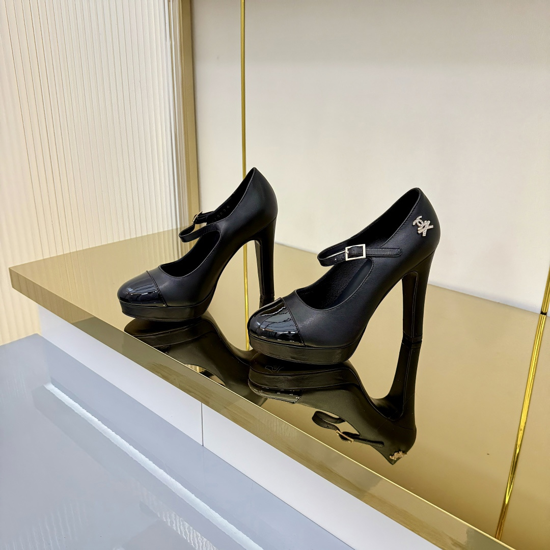 NO:652859,| 5 * Chanel’s big hit!  Counter [authentic grade] version!  Water platform thick-soled thick-heeled high-heeled shoes Upper: calfskin Foot pads: imported satin cowhide Outsole: original Italian leather outsole Heel height: about 11cm Size 35-39 (34 40 41 customized) Counter synchronized gift box packaging!  ,loafers,chanel,loafers,high heels,cowhide,silk fabric,Leather soles19860909| 5  * 香奈儿大爆款！专柜【正品级】版本！水台厚底粗跟增高高跟鞋 鞋面: 小牛皮 垫脚:进口绸缎牛皮 大底:原版意大利真皮大底 跟高:约11cm 码数35-39(34 40 41 定做) 专柜同步礼盒包装！,乐福鞋高跟鞋,chanel,loafers,high heels,cowhide,silk fabric,Leather soles,Women's Shoes