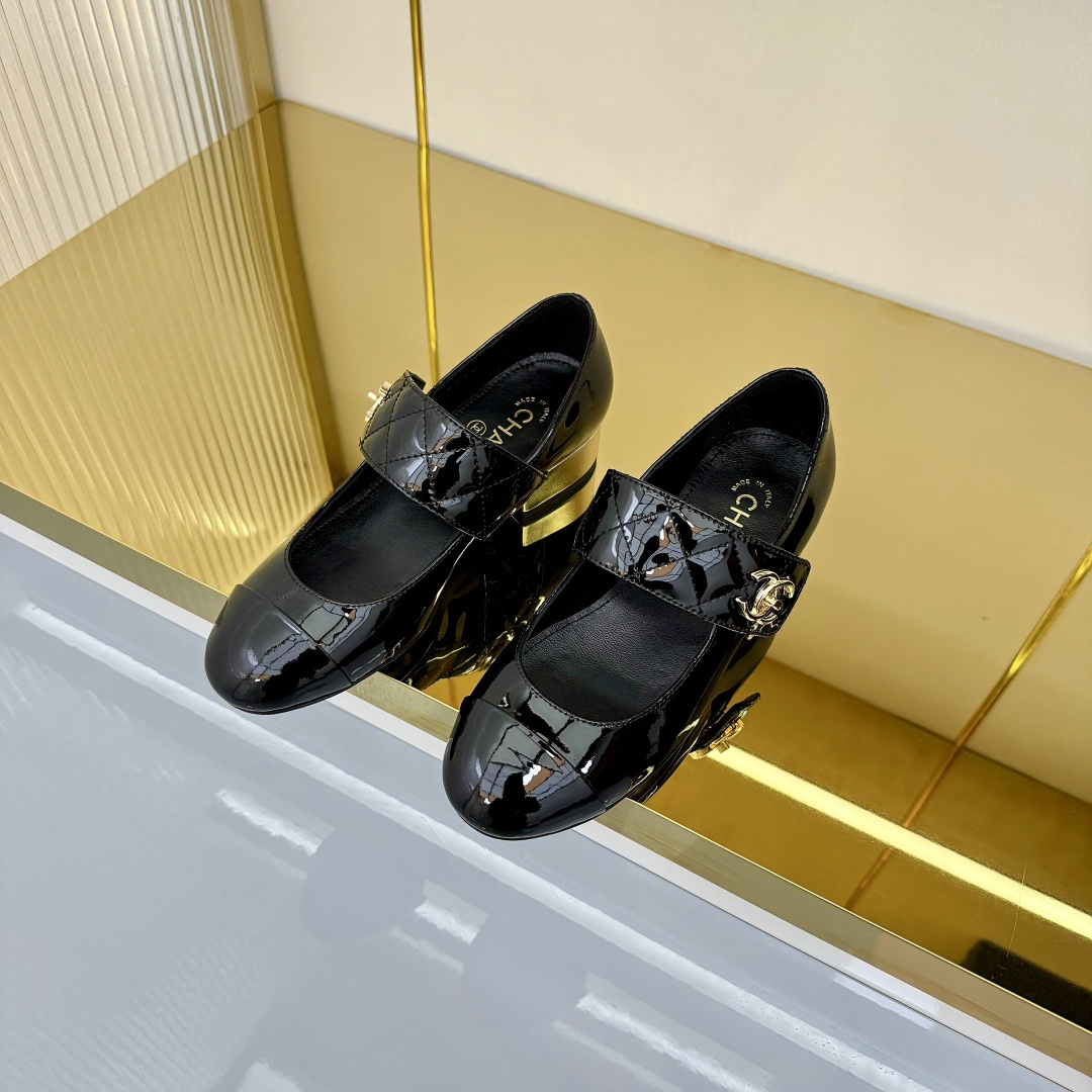 NO:652862,| 5 * Chanel’s big hit!  Counter [authentic grade] version!  Water platform thick-soled thick-heeled high-heeled shoes Upper: calfskin Foot pads: imported satin cowhide Outsole: original Italian leather outsole Heel height: 2cm Size 35-39 (34 40 41 customized) Counter synchronized gift box packaging!  ,loafers,chanel,loafers,high heels,cowhide,silk fabric,Leather soles19860909| 5  * 香奈儿大爆款！专柜【正品级】版本！水台厚底粗跟增高高跟鞋 鞋面: 小牛皮 垫脚:进口绸缎牛皮 大底:原版意大利真皮大底 跟高:2cm 码数35-39(34 40 41 定做) 专柜同步礼盒包装！,乐福鞋高跟鞋,chanel,loafers,high heels,cowhide,silk fabric,Leather soles,Women's Shoes