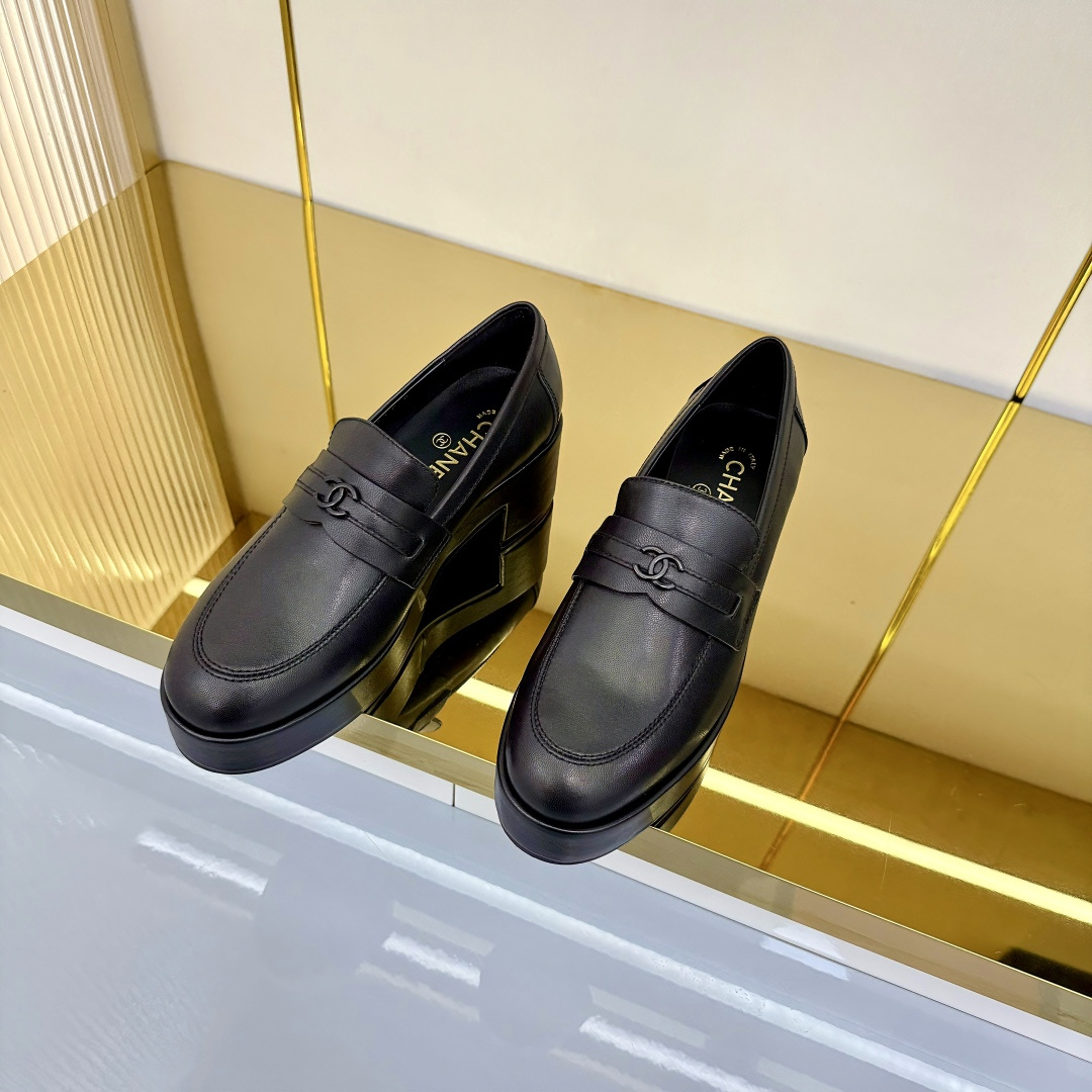 NO:652873,| 5 * Chanel’s big hit!  Counter [authentic grade] version!  Water platform thick-soled thick-heel elevated high-heeled loafers. Upper: calfskin. Foot pads: imported satin cowhide. Outsole: original Italian leather outsole. Heel height: 6.5. Size 35-39 (34 40 41 customized). Synchronized gift box packaging at the counter!  ,loafers,chanel,loafers,high heels,cowhide,silk fabric,Leather soles19860909| 5  * 香奈儿大爆款！专柜【正品级】版本！水台厚底粗跟增高高跟鞋乐福鞋 鞋面: 小牛皮 垫脚:进口绸缎牛皮 大底:原版意大利真皮大底 跟高:6.5 码数35-39(34 40 41 定做) 专柜同步礼盒包装！,乐福鞋高跟鞋,chanel,loafers,high heels,cowhide,silk fabric,Leather soles,Women's Shoes