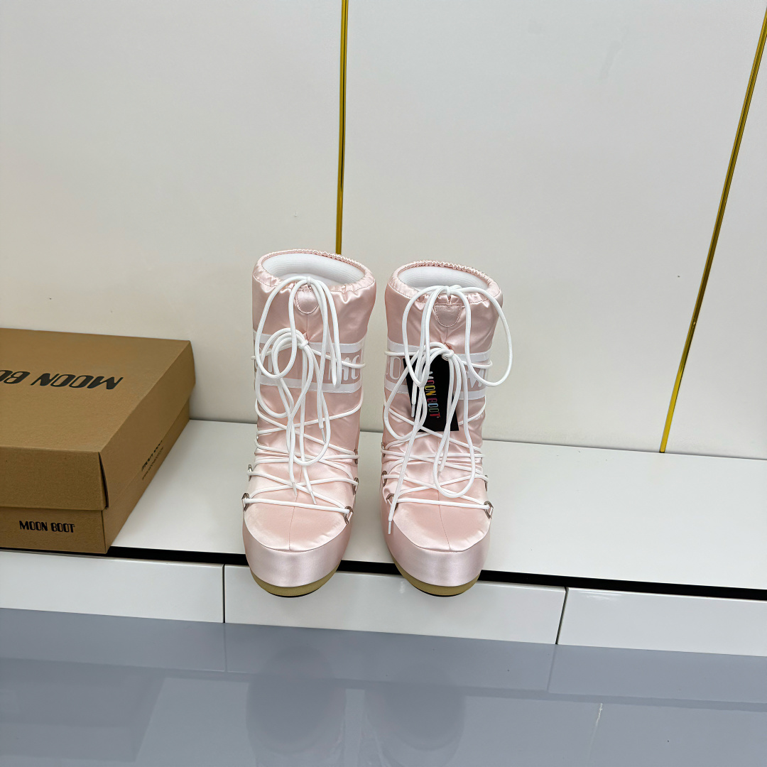 NO:652852,: Wool model 'Exclusive top version' (new upgraded version) Moon Boot 2025 vs autumn and winter hot snow boots series... [Ugly Moon Snow Boots] Forget UGG, fashionable people are wearing Moon Boot snow boots. If you find it difficult to accept the revival of UGG, then there is now a more alternative snow boot that is back, with an inner height of 4 cm. That is the Moon Boot. It was already very popular in the millennium. Back then, Paris Hilton and Victoria Beckham  Celebrities often wear it, and now the Y2K trend is popular again. The same style is worn by young people in QQ shows, and the ugly snow boots that are shown by thousands of people have become popular again, regardless of men and women. They look slim and warm and easy to wear... Fabric: Original customized / cowhide / woven wool / high mercerized waterproof cloth Lining: original silk cotton liner Foot: original silk cotton liner Outsole: original molded two-color anti-slip outsole  Bottom thickness: 4cm (including inner height increase) Number of yards: 35-40 (customized at 41.42.43) Packaging: Original full set of packaging Color: Official website updates simultaneously Buy now, snow boots, boots, cowhide19860909:毛款《独家顶级版本》（全新升级版本） Moon Boot2025vs秋冬季爆款雪地靴系列……【丑萌月亮雪地靴】 忘了UGG吧,时髦人都在穿Moon Boot雪地靴 如果你难以接受UGG的复兴 那现在有一款更另类的雪地靴又杀回来了,内增高4 cm 那就是Moon Boot月亮靴 在千禧年就已经非常火了 当年paris hilton、victoria beckham  等名人经常穿它,如今Y2K风潮再次流行,痞幼同款QQ秀穿搭,万人大秀的丑萌雪地靴重新翻红,不分男女不分左右,看着巨无霸巨显瘦还暖和好穿…… 面料: 原版定制/牛皮/织毛/高丝光防水布 内里: 原版丝绵内胆 垫脚: 原版丝绵内胆 大底: 原版开模双色防滑大底 底厚:4cm（含内增高） 码数:35-40（41.42.43定制） 包装:原版全套包装 颜色:官网同步更新 立即抢购,雪地靴,boots,cowhide,Women's Shoes