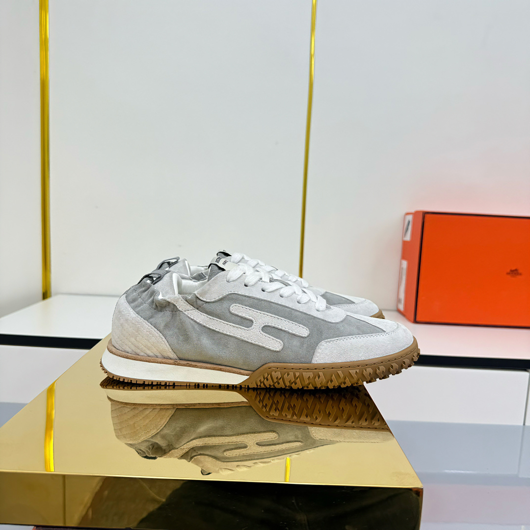 NO:652845,Women, men Hermes top version # 25ss casual sneakers, suede goatskin sneakers decorated with contrasting patterns and iconic 'H' details, beautifully packaged at the delivery counter, fabric suede + down cloth, lining mixed sheep lining, outsole original TPU, bottom thickness 2CM, size 35-45, casual shoes/sneakers, hermes, sneakers, down jacket, sheepskin, chamois leather19860909女,男 Hermes 顶级版本# 25ss休闲运动鞋 麂皮山羊皮运动鞋装饰撞色图案和标志性“H”细节,配送专柜精美包装 面料麂皮+羽绒布 内里混种羊里 大底原版TPU 底厚2CM 码数35-45,休闲鞋/运动鞋,hermes,sneakers,down jacket,sheepskin,chamois leather,Women's Shoes