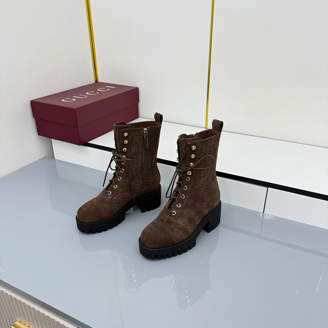 NO:652847,Women's GG lace-up cowhide ankle boots. Crafted from signature GG cow leather, these lace-up ankle boots reflect the brand's timeless and elegant aesthetic. These ankle boots feature a bold silhouette and are paired with a rubber grooved sole that provides solid support while giving the entire silhouette a modern, sophisticated feel. Suede-embossed cowhide GG rubber groove sole Lace-up fastening Height: 3.5 cm front sole; 6 cm rear heel height Made in Italy  Size 36～42, boots, boots, cowhide19860909女士GG系带牛皮面踝靴 这款系带踝靴采用标志性GG牛皮革精心制作,彰显品牌隽永优雅的美学风格.这款踝靴采用大胆的廓形设计,搭配橡胶沟纹鞋底,提供稳固支撑的同时,赋予整个款型现代精致格调. 反绒牛皮压纹GG 橡胶沟纹鞋底 系带固定 高度前鞋底高3.5厘米；后鞋跟高6厘米 意大利创作 码数36～42码,靴子,boots,cowhide,Women's Shoes