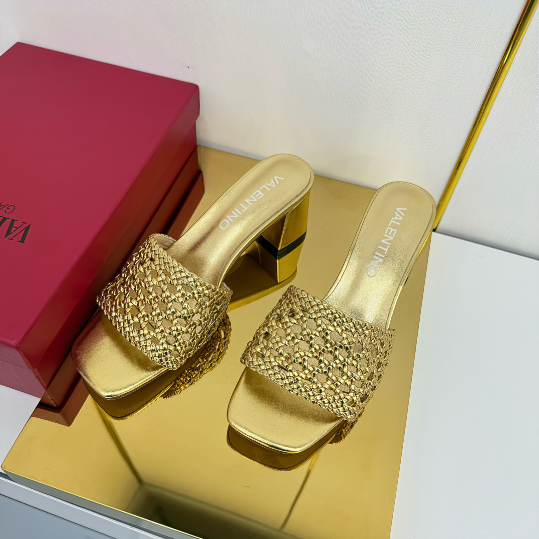 NO:652839,Rubber-soled genuine leather outsole Valentino, hand-woven details are perfect, very eye-catching catwalk series launched [strong][strong] Size 35 to 42, heel height 6.5, high heels slippers, valentino, high heels, slippers, Leather soles19860909橡胶底真皮大底 华伦天奴 手工编织细节完美 非常亮眼的走秀系列推出[强][强] 码数35一42码 跟高6.5,高跟鞋拖鞋,valentino,high heels,slippers,Leather soles,Women's Shoes