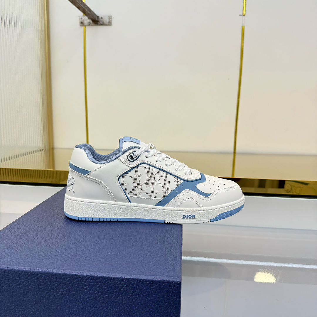 NO:653304,Men’s size!  Dior Dior B27 series couple model, presbyopia, stone pattern, casual sneakers, sneakers, original purchase, development and production. This B27 low-top sneaker is a new product in the series, continuing Dior's classic style. It is carefully made of white and gray smooth cow leather, and is decorated with white Oblique Galaxy printed leather panels on the side. 'CD  Icon'-shaped lace eyelets are clever and exquisite, and the two-color rubber soles, rear collar and heel are all equipped with brand signature details to enhance the style. Fashionable and versatile, it can add luster to various looks. Exquisite packaging at the delivery counter. Fabric original custom calfskin + Oblique prefabricated fabric. Customized breathable lining. Original open-molded TPU combination outsole. Bottom thickness 3CM. Size women's size 35-41 / men's size 38-46.  Buy now, casual shoes/sports shoes, dior, dior, sneakers, cowhide19860909男码！ Dior迪奥B27系列 情侣款 老花 石头纹 休闲 运动鞋 板鞋 原版购入开发 做货 这款 B27 低帮运动鞋是该系列新品,延续 Dior 的经典款式.采用白色和灰色光滑牛皮革精心制作,侧面饰以白色 Oblique Galaxy 印花皮革镶片.“CD Icon”造型的鞋带孔眼巧妙精致,双色橡胶鞋底、后侧鞋口和鞋跟处均带有品牌标志性细节,提升格调.时尚百搭,可为各式造型增光添彩. 配送专柜精美包装 面料原版定制小牛皮+ Oblique老花布 内里定制透气内里 大底原版开模TPU组合大底 底厚3CM Size女码35-41 / 男码38-46 立即抢购,休闲鞋/运动鞋,dior,dior,sneakers,cowhide,Women's Shoes