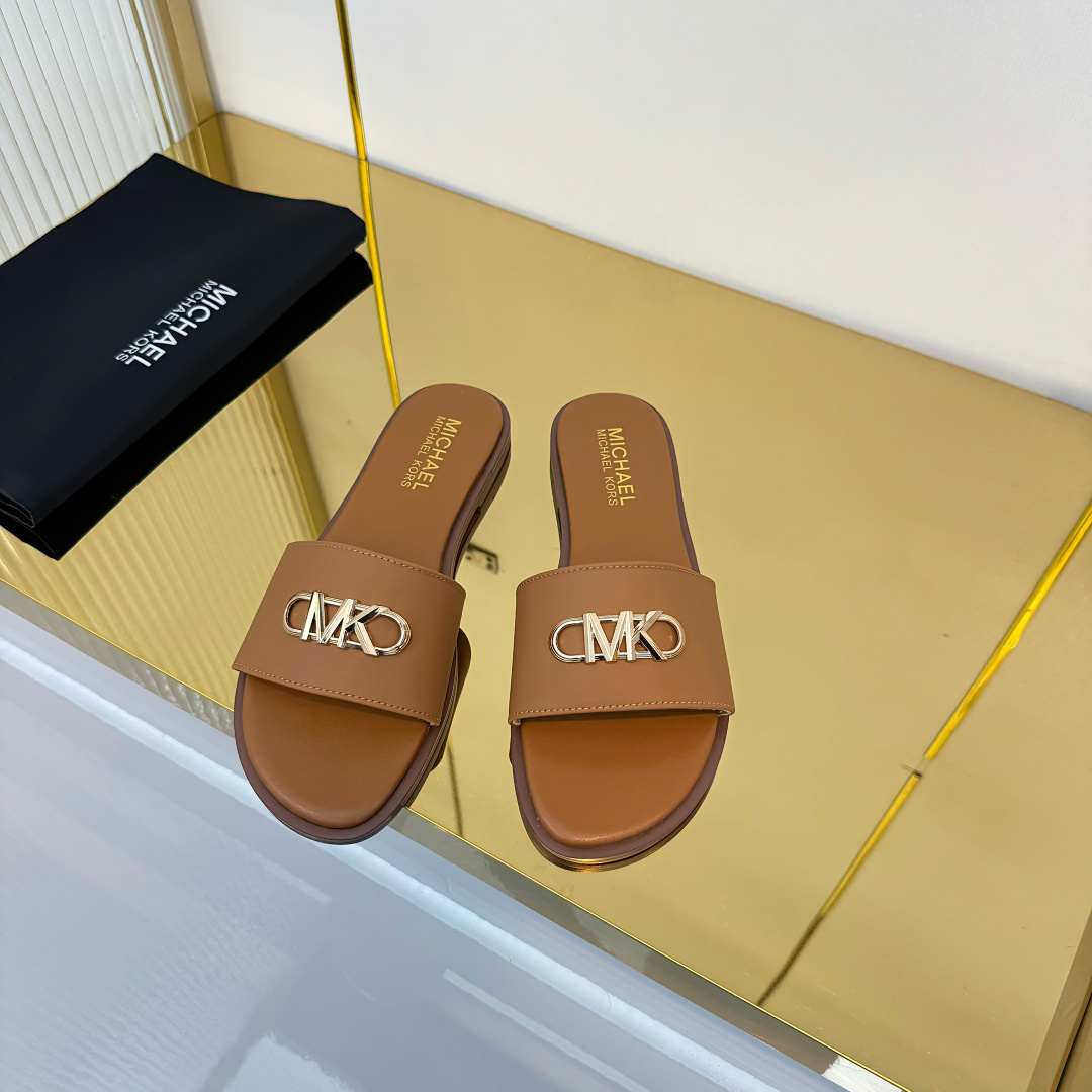 NO:653288,Rubber sole, genuine leather outsole, the must-have MK slippers for lazy people in summer are finally here!  This pair of olive green models is really beautiful to my heart. The cowhide upper is very breathable and will not feel stuffy when worn in summer. The leather outsole feels even better on the feet. It is soft and flexible, making it suitable for daily commuting, shopping at the mall, and beach vacations. The iconic metal logo buckle is exquisite and eye-catching, and the olive green tone is gentle and elegant. It is perfectly suitable for all kinds of summer wear. Comes with the original full set of packaging, full of details.  Sizes from 35 to 40 40414243 Customized leather outsole, slippers, slippers, cowhide, Leather soles19860909橡胶底,真皮大底 夏日懒人必备的MK拖鞋终于来啦！这双橄榄绿款真的美到我心坎里,牛皮鞋面透气性超棒,夏天穿也不会闷脚；真皮大底的脚感更是没话说,软糯又有弹性,日常通勤、逛商场、海边度假穿都合适. 标志性的金属logo扣精致又亮眼,橄榄绿调调温柔又显气质,和各种夏日穿搭都能完美适配. 配原版全套包装,细节拉满, 尺码从35到40码40414243定做 大底真皮大底,拖鞋,slippers,cowhide,Leather soles,Women's Shoes