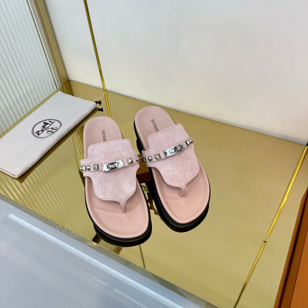 NO:653319,(Top version) Hermes Hermes' extremely popular couple's slippers/angle sandals, paired with various colorful socks, so trendy!  ———————— Upper imported cowhide/sheep leather/cloth/palm leather lining imported cowhide/sheepskin Outsole Tpu non-slip and wear-resistant outsole Women’s size 35-42 (40.41.42 non-returnable and non-exchangeable) Men’s size 39-45 (45 non-refundable and non-exchangeable) Buy now, split-toe shoes, hermes, hermes, sandals, slippers, cowhide, sheepskin, sheep, socks19860909（顶级版本） Hermes 爱马仕 火到不行的情侣款二舅拖/夹角凉鞋拖鞋,搭配各种彩色袜子,潮爆了！ ———————— 鞋面进口牛皮/羊京皮/布面/掌纹皮 内里进口牛皮/羊皮 大底Tpu防滑耐磨大底 女码35-42（40.41.42不退不换) 男码39-45（45不退不换） 立即抢购,分趾鞋,hermes,hermes,sandals,slippers,cowhide,sheepskin,sheep,socks,Women's Shoes