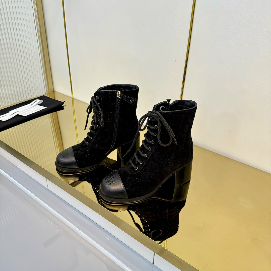 NO:653279,'Exclusive high version' first-layer cowhide 2025 new autumn style, Chanel internet celebrity rhombus short boots, Chanel casual short boots. The original model of Xiangjia's iconic diamond buckles opened the eyes of shoe fans, and various unexpected design ideas. The combination of diamond buckles and bead chain shoelaces brought many surprises to everyone. Xiangjia's unique rhombus electric embroidery process hidden in the upper is quite unique. It shows the identity of the shoe in a low-key manner. It is a must-have style for fashionable people. It is really beautiful on the feet and cannot be extricated...  Fabric, first layer of cowhide, lining, original customized material + breathable mesh lining, original leather outsole for feet, original complete package for outsole, size 35-41, female 40.41 (customized, non-returnable), colors updated simultaneously on the official website, buy now, boots, chanel, chanel, boots, cowhide, Leather soles19860909《独家高版本》头层牛皮 2025秋季新款,香奈儿网红菱形短靴 香奈儿休闲短靴.原版开模香家标识性钻扣让鞋迷大开眼界,各种意想不到的设计创意,钻扣与珠链鞋带搭配方案给大家带来了很多惊喜,隐匿于鞋面香家独特的菱格电绣工艺颇为独特,低调显示着鞋款的身份,潮人必备的款式,上脚真心好看无法自拔…… 面料头层牛皮 内里原版定制材料+透气网里 垫脚原版真皮大底 大底原版全套包装 码数35-41 女40.41 定制不退换） 颜色官网同步更新 立即抢购,靴子,chanel,chanel,boots,cowhide,Leather soles,Women's Shoes