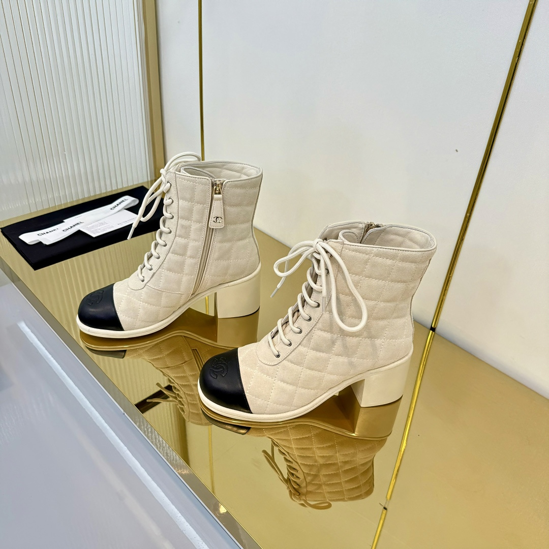 NO:653287,'Exclusive high version' first-layer cowhide 2025 new autumn style, Chanel internet celebrity rhombus short boots, Chanel casual short boots. The original model of Xiangjia's iconic diamond buckles opened the eyes of shoe fans, and various unexpected design ideas. The combination of diamond buckles and bead chain shoelaces brought many surprises to everyone. Xiangjia's unique rhombus electric embroidery process hidden in the upper is quite unique. It shows the identity of the shoe in a low-key manner. It is a must-have style for fashionable people. It is really beautiful on the feet and cannot be extricated...  Fabric, first layer of cowhide, lining, original customized material + breathable mesh lining, original leather outsole for feet, original complete package for outsole, size 35-41, female 40.41 (customized, non-returnable), colors are updated simultaneously on the official website, boots, chanel, chanel, boots, cowhide, Leather soles19860909《独家高版本》头层牛皮 2025秋季新款,香奈儿网红菱形短靴 香奈儿休闲短靴.原版开模香家标识性钻扣让鞋迷大开眼界,各种意想不到的设计创意,钻扣与珠链鞋带搭配方案给大家带来了很多惊喜,隐匿于鞋面香家独特的菱格电绣工艺颇为独特,低调显示着鞋款的身份,潮人必备的款式,上脚真心好看无法自拔…… 面料头层牛皮 内里原版定制材料+透气网里 垫脚原版真皮大底 大底原版全套包装 码数35-41 女40.41 定制不退换） 颜色官网同步更新,靴子,chanel,chanel,boots,cowhide,Leather soles,Women's Shoes
