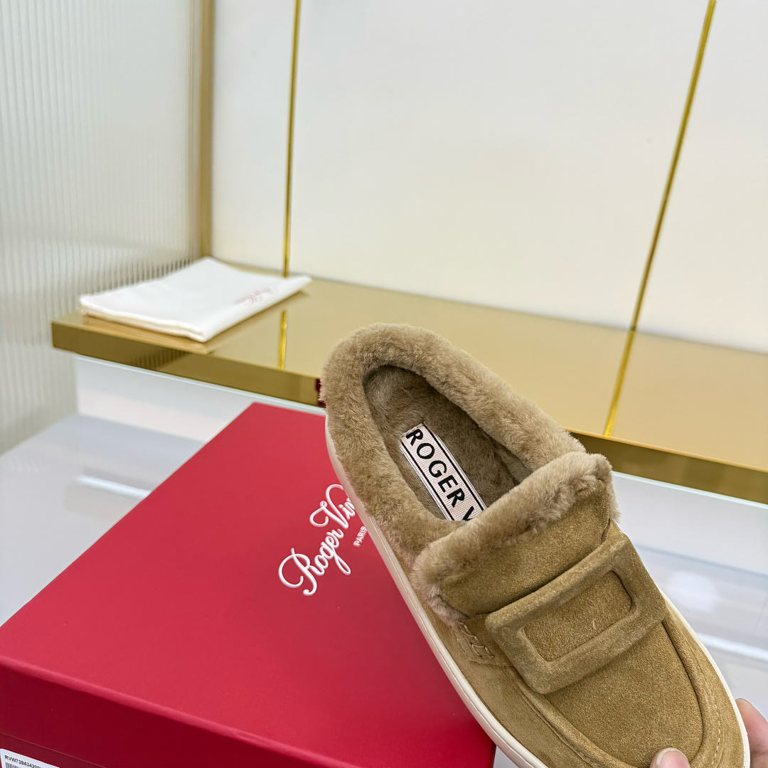 NO:667801,: 'Exclusive top version' ROGE*VIVIE*2025 vs Autumn Maori Loafers series... [Square buckle thick-soled loafers] RV originates from a series of thick-soled loafers from a French Paris fashion design brand. The thick-soled design is higher than 3cm and the legs will become longer in seconds. Good news for small people. Simple and easy to match, super long legs!  Square diamond buckle accessories developed in original proportions, full of texture, clear and shiny texture, double stitching reinforcement on the upper, stable and non-trailing, super soft foot pads, not tiring to wear, the logo imprint is clearly visible!  Fabric: original customized cow lining: original customized wool Foot pads: original customized wool Outsole: original molded foam bottom Size number: 35-39 (40 customized non-returnable) Packaging: original full set of packaging Color: official website updated simultaneously, casual shoes/sports shoes, fur shoes, roger vivor, loafers, sneakers19860909:《独家顶级版本》 ROGE*VIVIE*2025vs秋季毛里乐福系列……【方扣厚底乐福鞋】 RV源于法国巴黎时尚设计品牌一系列厚底乐福德比鞋 高于3cm厚底设计 上脚秒变大长腿,小个子福音 简约好搭超显腿长！原比例开发方钻扣配件,质感满满,纹里压印清晰,有光泽,鞋面双车线加固,稳固不跑线,超软垫脚 穿起来不累脚 logo压印清晰可见！ 面料:原版定制牛猄 内里:原版定制羊毛 垫脚:原版定制羊毛 大底:原版开模发泡成型底 码数:35-39（40定制不退换） 包装:原版全套包装 颜色:官网同步更新,休闲鞋/运动鞋毛毛鞋,roger vivier,loafers,sneakers,Women's Shoes