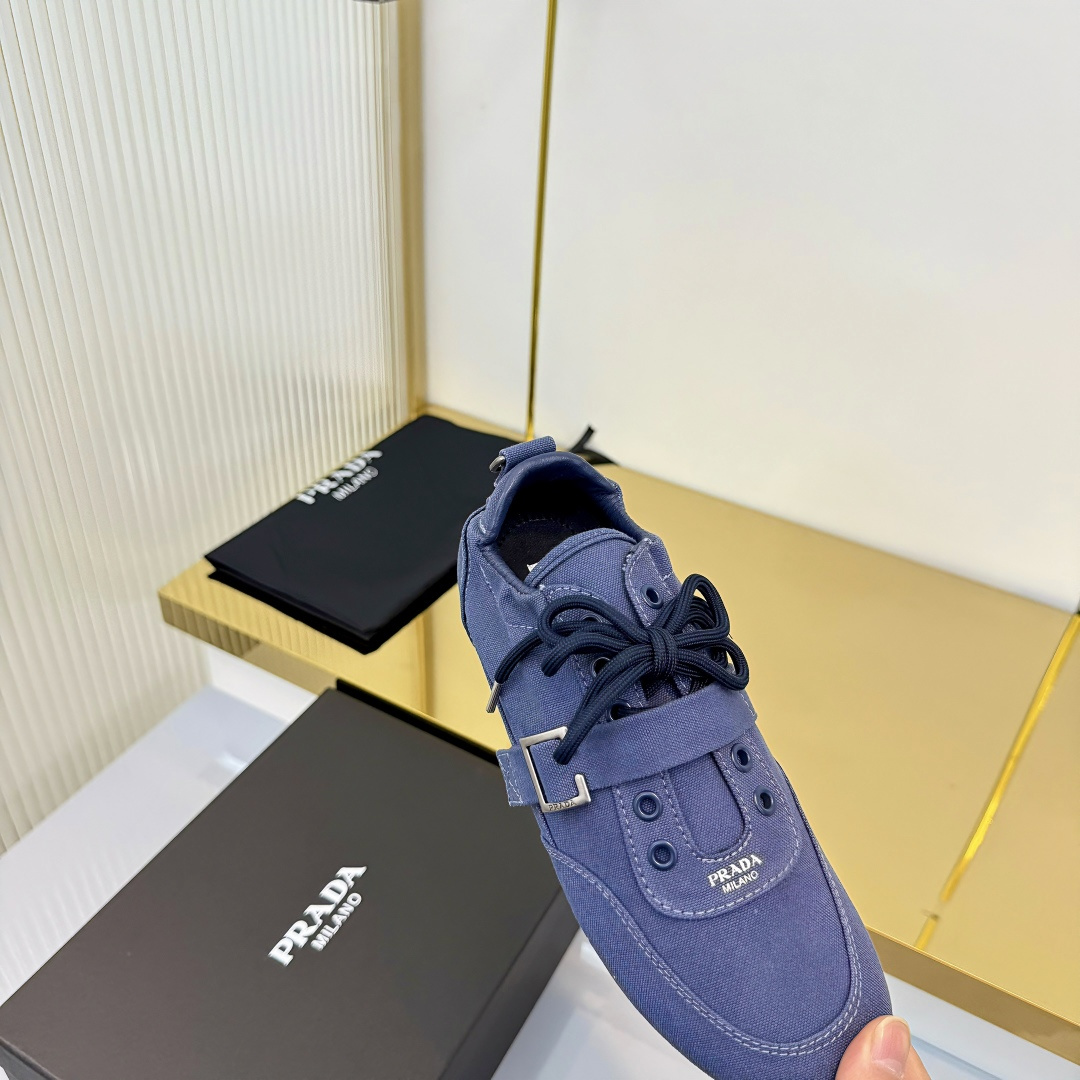 NO:670258,Batch Prada Prada·25ss retro moral training shoes casual sports shoes. The suede texture is very high-end. It is matched with white laces. It is simple and has a retro tone. It is comfortable on the feet. It is suitable whether it is paired with casual pants or a skirt. It can be easily worn with a casual and fashionable feeling. The material is imported canvas. Sheepskin lining. Outsole Original molded rubber outsole  Size35-41 (41 customized, non-returnable), casual shoes/sports shoes, prada, prada, sneakers, skirts, sheepskin, chamois leather19860909批 Prada普拉达·25ss复古德训鞋 休闲运动鞋 麂皮质感很高级,搭配白色鞋带,简约又有复古腔调上脚舒适,不管是搭配休闲裤还是裙子都很合适,轻松穿出随性又时髦的感觉 材质进口帆布 内里羊皮 大底原版开模橡胶大底 Size35-41（41订做不退换）,休闲鞋/运动鞋,prada,prada,sneakers,skirts,sheepskin,chamois leather,Women's Shoes