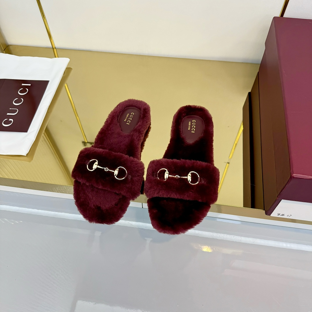 NO:670257,Saddle buckle decoration, one-line wool slippers, Gucci GUCCI, classic saddle buckle accessories, matched with wool material, fashionable brand LOGO, super recognizable and highly recognizable. Various products are competing for brands, and they are launching super series and high heels. GUCCI is not out of date at the Gucci Paris fashion show.  This series interprets new fashion charm and continues the ultra-high heel design. It has won the favor of well-known overseas bloggers and millions of fans. It is sold well at home and abroad and is out of stock. The top version is in candy color. Each color is absolutely beautiful and has multiple colors to choose from. Upper shoes: pure shearling. Lining: pure shearling. Sole shoes: Original consistent genuine leather outsole. Size: Female 35 36 37 38 39 40 41 (Female 40 41 ordered)  Packaging: GUCCI full set of original packaging, furry shoes and slippers, gucci, slippers, Leather soles19860909马鞍扣装饰 一字羊毛拖鞋 Gucci GUCCI  经典马鞍扣配饰 搭配羊毛材质   时尚的品牌LOGO持加,具有超辨高识度各品大争牌恐先推后出超系跟高列GUCCI不也落伍 Guccl巴黎时装秀场款 此系列演绎全新时尚魅力延续超高跟设计,深得海外知名博主青睐千万粉丝博主倾情演绎,畅销海内外国内已经断货,顶级版本糖果色配色,每个颜色都是绝美知知,多颜色供选 面鞋: 纯正羊毛皮 里内: 纯正羊毛皮 底鞋:原版一致真皮大底 码数:女 35 36 37 38 39 40 41 (女 40 41订)  包装:GUCCI全套原包版装,毛毛鞋拖鞋,gucci,slippers,Leather soles,Women's Shoes