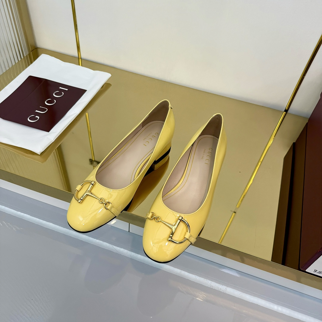 NO:670256,Saddle buckle decoration, fashionable small shoes Gucci GUCCI, classic saddle buckle accessories, matching small shoes, fashionable brand LOGO, super recognizable and high-recognition, various products are competing for brands, and they are launching super series and high heels. GUCCI is not out of date at the Gucci Paris fashion show.  This series interprets the new fashion charm and continues the ultra-high heel design. It has won the favor of well-known overseas bloggers and millions of fans. It is sold well at home and abroad and is out of stock. The top version is in candy color. Each color is beautiful and known. Multiple colors are available. Upper shoes: First layer cowhide + patent leather. Lining: Sheepskin. Sole shoes: Original consistent genuine leather outsole. Size: Female 35 36 37 38 39 40 41 (Female 40 41 ordered)  Packaging: GUCCI full set of original packaging, single shoes, gucci, cowhide, sheepskin, Leather soles19860909马鞍扣装饰 时尚小单鞋Gucci GUCCI  经典马鞍扣配饰 搭配小单鞋  时尚的品牌LOGO持加,具有超辨高识度各品大争牌恐先推后出超系跟高列GUCCI不也落伍 Guccl巴黎时装秀场款 此系列演绎全新时尚魅力延续超高跟设计,深得海外知名博主青睐千万粉丝博主倾情演绎,畅销海内外国内已经断货,顶级版本糖果色配色,每个颜色都是绝美知知,多颜色供选 面鞋: 头层牛皮+漆皮 里内: 羊皮 底鞋:原版一致真皮大底 码数:女 35 36 37 38 39 40 41 (女 40 41订)  包装:GUCCI全套原包版装,单鞋,gucci,cowhide,sheepskin,Leather soles,Women's Shoes